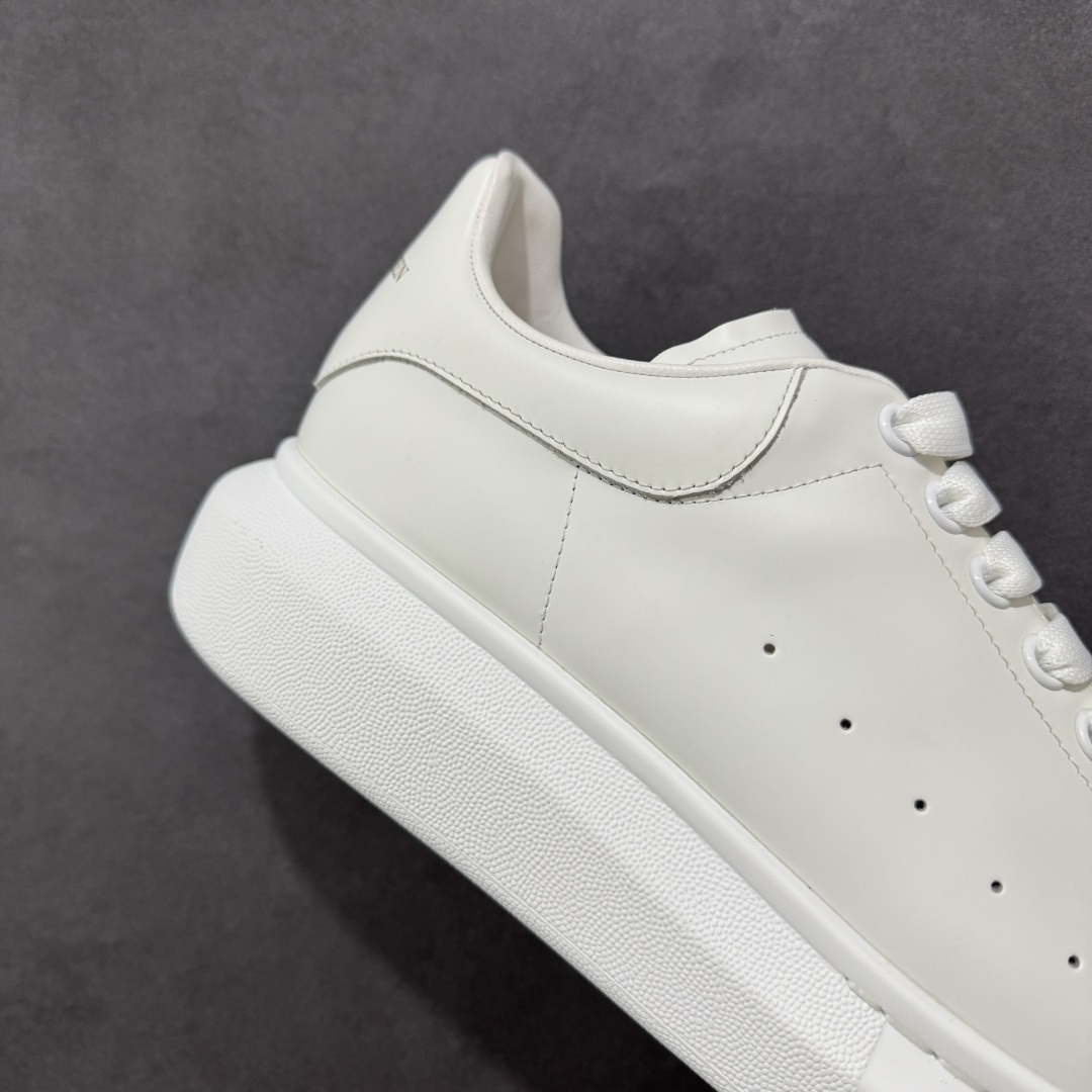 图片[6]-【顶级特价版】亚历山大 Alexander McQueen 麦昆小白鞋 全套专柜包装物及配件(附送快递加固牛皮纸盒) 外盒标嵌入核心防伪芯片装置,秒杀市面文案版本 鞋底支持NFC原码独立扫描 采用丝绸硬质头层小牛皮鞋面材质 内外超软小羊皮贴脚透气及超软PU脚感乳胶物料鞋 外置原抽真空高密度增高底 白色光滑牛皮革系带运动鞋，圆头设计，鞋跟点缀黑色绒面革细节。搭配宽扁鞋带，鞋舌和后帮饰有 Alexander McQueen 品牌标志。阔型橡胶鞋底。运动鞋另配一副白色鞋带材料 100% 小牛皮 所有细节与原版一致 尺码：35 36 37 38 39 40 41 42 43 44 45-选品中心
