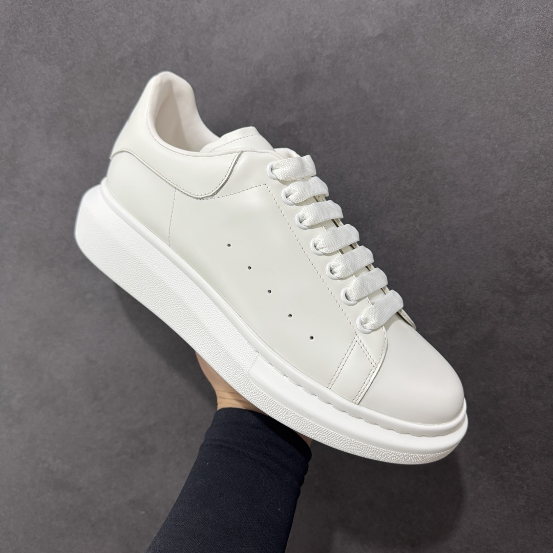 图片[3]-【顶级特价版】亚历山大 Alexander McQueen 麦昆小白鞋 全套专柜包装物及配件(附送快递加固牛皮纸盒) 外盒标嵌入核心防伪芯片装置,秒杀市面文案版本 鞋底支持NFC原码独立扫描 采用丝绸硬质头层小牛皮鞋面材质 内外超软小羊皮贴脚透气及超软PU脚感乳胶物料鞋 外置原抽真空高密度增高底 白色光滑牛皮革系带运动鞋，圆头设计，鞋跟点缀黑色绒面革细节。搭配宽扁鞋带，鞋舌和后帮饰有 Alexander McQueen 品牌标志。阔型橡胶鞋底。运动鞋另配一副白色鞋带材料 100% 小牛皮 所有细节与原版一致 尺码：35 36 37 38 39 40 41 42 43 44 45-选品中心