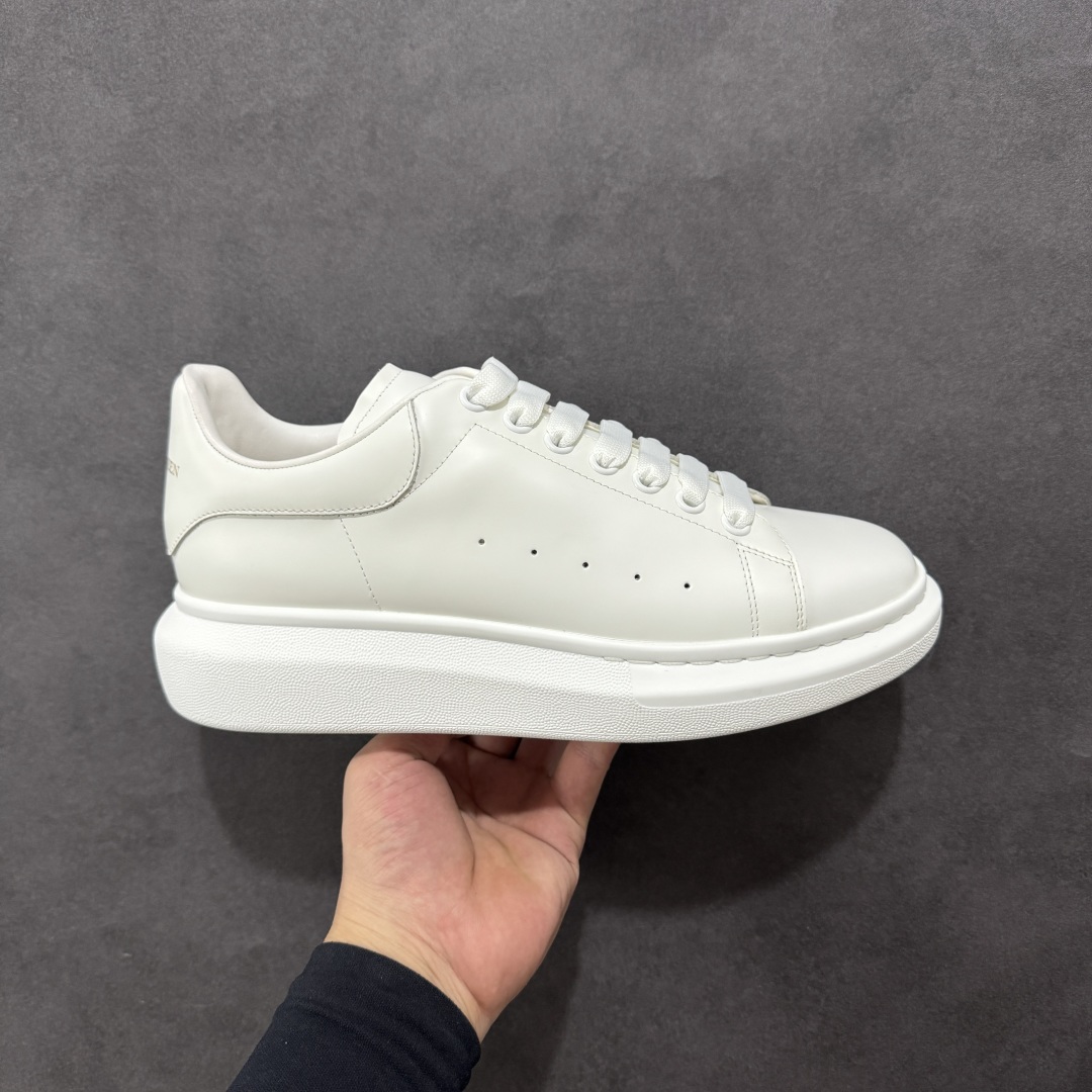 【顶级特价版】亚历山大 Alexander McQueen 麦昆小白鞋 全套专柜包装物及配件(附送快递加固牛皮纸盒) 外盒标嵌入核心防伪芯片装置,秒杀市面文案版本 鞋底支持NFC原码独立扫描 采用丝绸硬质头层小牛皮鞋面材质 内外超软小羊皮贴脚透气及超软PU脚感乳胶物料鞋 外置原抽真空高密度增高底 白色光滑牛皮革系带运动鞋,圆头设计,鞋跟点缀黑色绒面革细节。搭配宽扁鞋带,鞋舌和后帮饰有 Alexander McQueen 品牌标志。阔型橡胶鞋底。运动鞋另配一副白色鞋带材料 100% 小牛皮 所有细节与原版一致 尺码:35 36 37 38 39 40 41 42 43 44 45-选品中心
