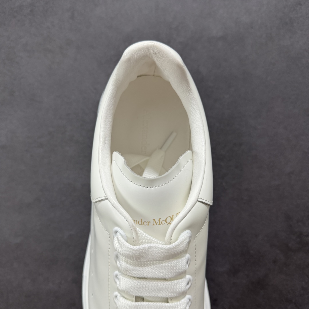 图片[7]-【顶级特价版】亚历山大 Alexander McQueen 麦昆小白鞋 全套专柜包装物及配件(附送快递加固牛皮纸盒) 外盒标嵌入核心防伪芯片装置,秒杀市面文案版本 鞋底支持NFC原码独立扫描 采用丝绸硬质头层小牛皮鞋面材质 内外超软小羊皮贴脚透气及超软PU脚感乳胶物料鞋 外置原抽真空高密度增高底 白色光滑牛皮革系带运动鞋，圆头设计，鞋跟点缀黑色绒面革细节。搭配宽扁鞋带，鞋舌和后帮饰有 Alexander McQueen 品牌标志。阔型橡胶鞋底。运动鞋另配一副白色鞋带材料 100% 小牛皮 所有细节与原版一致 尺码：35 36 37 38 39 40 41 42 43 44 45-选品中心