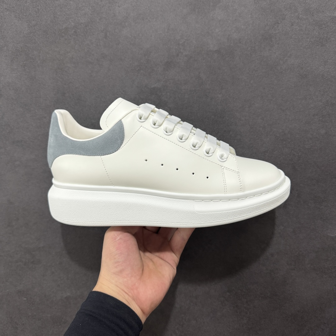 【顶级特价版】亚历山大 Alexander McQueen 麦昆小白鞋 全套专柜包装物及配件(附送快递加固牛皮纸盒) 外盒标嵌入核心防伪芯片装置,秒杀市面文案版本 鞋底支持NFC原码独立扫描 采用丝绸硬质头层小牛皮鞋面材质 内外超软小羊皮贴脚透气及超软PU脚感乳胶物料鞋 外置原抽真空高密度增高底 白色光滑牛皮革系带运动鞋,圆头设计,鞋跟点缀黑色绒面革细节。搭配宽扁鞋带,鞋舌和后帮饰有 Alexander McQueen 品牌标志。阔型橡胶鞋底。运动鞋另配一副白色鞋带材料 100% 小牛皮 所有细节与原版一致 尺码:35 36 37 38 39 40 41 42 43 44 45-选品中心