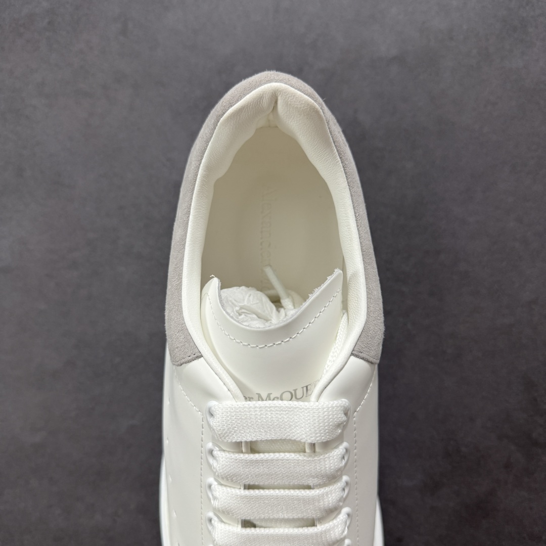 图片[7]-【顶级特价版】亚历山大 Alexander McQueen 麦昆小白鞋 全套专柜包装物及配件(附送快递加固牛皮纸盒) 外盒标嵌入核心防伪芯片装置,秒杀市面文案版本 鞋底支持NFC原码独立扫描 采用丝绸硬质头层小牛皮鞋面材质 内外超软小羊皮贴脚透气及超软PU脚感乳胶物料鞋 外置原抽真空高密度增高底 白色光滑牛皮革系带运动鞋，圆头设计，鞋跟点缀黑色绒面革细节。搭配宽扁鞋带，鞋舌和后帮饰有 Alexander McQueen 品牌标志。阔型橡胶鞋底。运动鞋另配一副白色鞋带材料 100% 小牛皮 所有细节与原版一致 尺码：35 36 37 38 39 40 41 42 43 44 45-选品中心