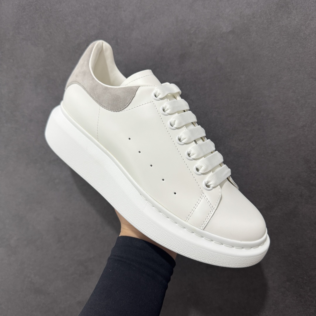 图片[3]-【顶级特价版】亚历山大 Alexander McQueen 麦昆小白鞋 全套专柜包装物及配件(附送快递加固牛皮纸盒) 外盒标嵌入核心防伪芯片装置,秒杀市面文案版本 鞋底支持NFC原码独立扫描 采用丝绸硬质头层小牛皮鞋面材质 内外超软小羊皮贴脚透气及超软PU脚感乳胶物料鞋 外置原抽真空高密度增高底 白色光滑牛皮革系带运动鞋，圆头设计，鞋跟点缀黑色绒面革细节。搭配宽扁鞋带，鞋舌和后帮饰有 Alexander McQueen 品牌标志。阔型橡胶鞋底。运动鞋另配一副白色鞋带材料 100% 小牛皮 所有细节与原版一致 尺码：35 36 37 38 39 40 41 42 43 44 45-选品中心