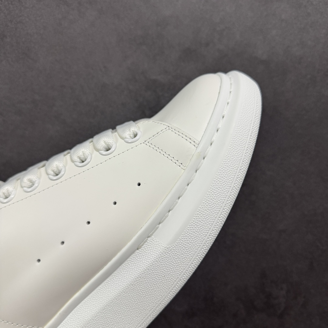 图片[5]-【顶级特价版】亚历山大 Alexander McQueen 麦昆小白鞋 全套专柜包装物及配件(附送快递加固牛皮纸盒) 外盒标嵌入核心防伪芯片装置,秒杀市面文案版本 鞋底支持NFC原码独立扫描 采用丝绸硬质头层小牛皮鞋面材质 内外超软小羊皮贴脚透气及超软PU脚感乳胶物料鞋 外置原抽真空高密度增高底 白色光滑牛皮革系带运动鞋，圆头设计，鞋跟点缀黑色绒面革细节。搭配宽扁鞋带，鞋舌和后帮饰有 Alexander McQueen 品牌标志。阔型橡胶鞋底。运动鞋另配一副白色鞋带材料 100% 小牛皮 所有细节与原版一致 尺码：35 36 37 38 39 40 41 42 43 44 45-选品中心