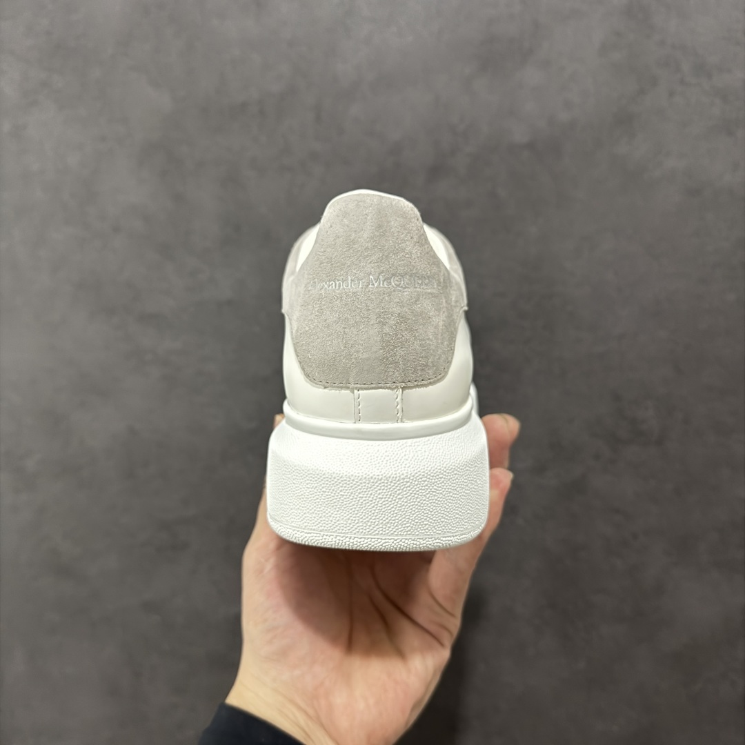图片[4]-【顶级特价版】亚历山大 Alexander McQueen 麦昆小白鞋 全套专柜包装物及配件(附送快递加固牛皮纸盒) 外盒标嵌入核心防伪芯片装置,秒杀市面文案版本 鞋底支持NFC原码独立扫描 采用丝绸硬质头层小牛皮鞋面材质 内外超软小羊皮贴脚透气及超软PU脚感乳胶物料鞋 外置原抽真空高密度增高底 白色光滑牛皮革系带运动鞋，圆头设计，鞋跟点缀黑色绒面革细节。搭配宽扁鞋带，鞋舌和后帮饰有 Alexander McQueen 品牌标志。阔型橡胶鞋底。运动鞋另配一副白色鞋带材料 100% 小牛皮 所有细节与原版一致 尺码：35 36 37 38 39 40 41 42 43 44 45-选品中心