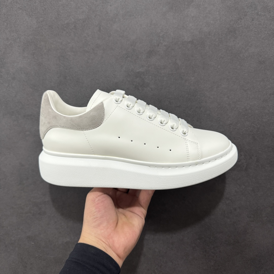 【顶级特价版】亚历山大 Alexander McQueen 麦昆小白鞋 全套专柜包装物及配件(附送快递加固牛皮纸盒) 外盒标嵌入核心防伪芯片装置,秒杀市面文案版本 鞋底支持NFC原码独立扫描 采用丝绸硬质头层小牛皮鞋面材质 内外超软小羊皮贴脚透气及超软PU脚感乳胶物料鞋 外置原抽真空高密度增高底 白色光滑牛皮革系带运动鞋,圆头设计,鞋跟点缀黑色绒面革细节。搭配宽扁鞋带,鞋舌和后帮饰有 Alexander McQueen 品牌标志。阔型橡胶鞋底。运动鞋另配一副白色鞋带材料 100% 小牛皮 所有细节与原版一致 尺码:35 36 37 38 39 40 41 42 43 44 45-选品中心