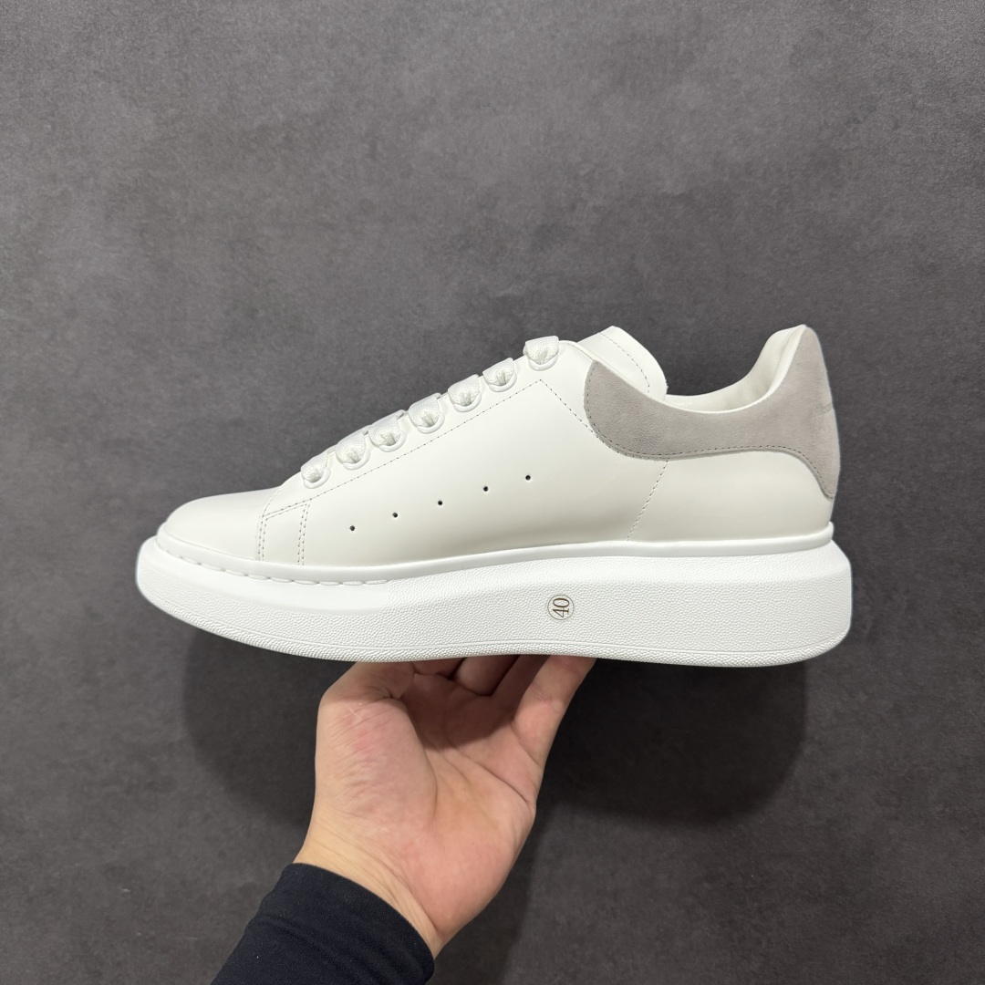 图片[2]-【顶级特价版】亚历山大 Alexander McQueen 麦昆小白鞋 全套专柜包装物及配件(附送快递加固牛皮纸盒) 外盒标嵌入核心防伪芯片装置,秒杀市面文案版本 鞋底支持NFC原码独立扫描 采用丝绸硬质头层小牛皮鞋面材质 内外超软小羊皮贴脚透气及超软PU脚感乳胶物料鞋 外置原抽真空高密度增高底 白色光滑牛皮革系带运动鞋，圆头设计，鞋跟点缀黑色绒面革细节。搭配宽扁鞋带，鞋舌和后帮饰有 Alexander McQueen 品牌标志。阔型橡胶鞋底。运动鞋另配一副白色鞋带材料 100% 小牛皮 所有细节与原版一致 尺码：35 36 37 38 39 40 41 42 43 44 45-选品中心