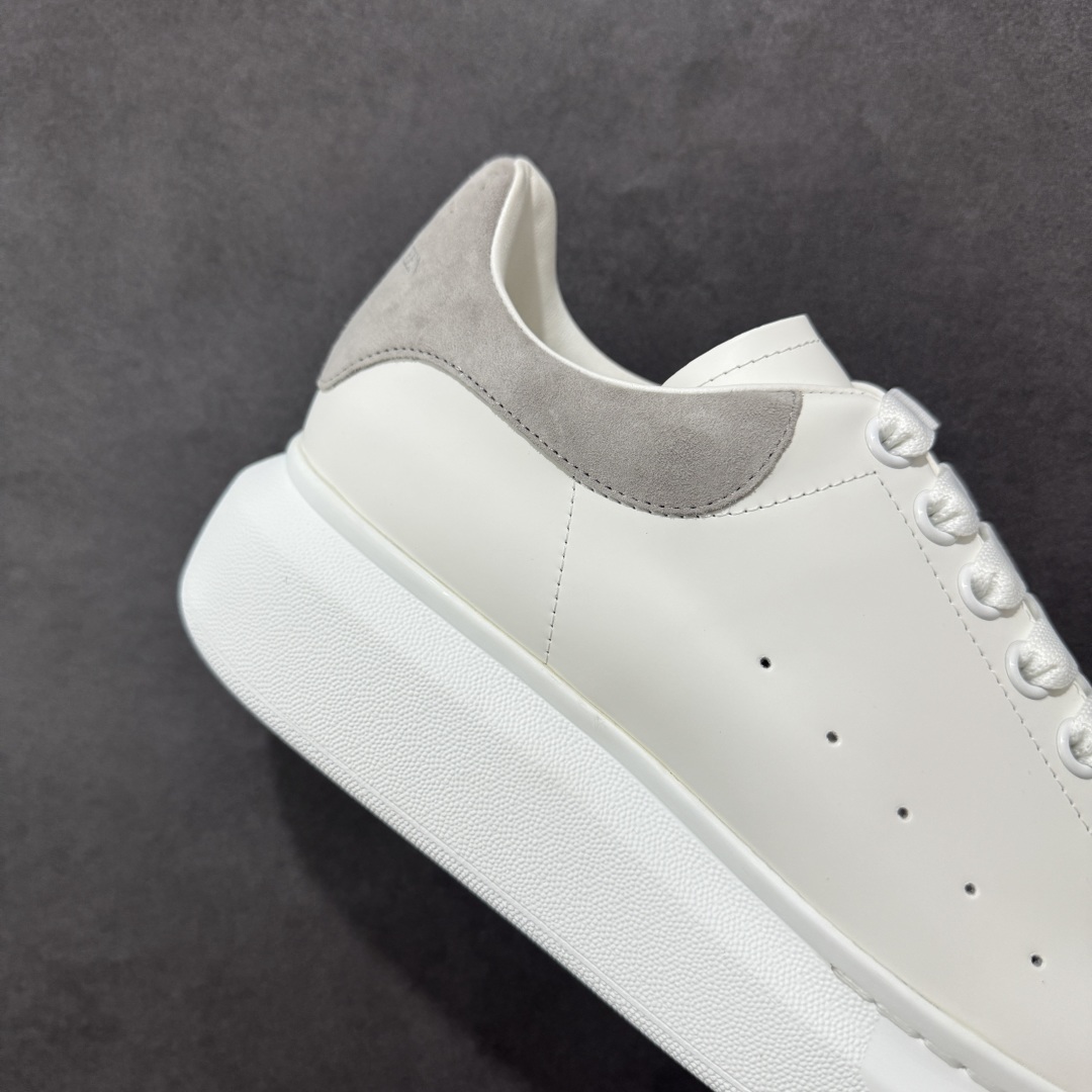 图片[6]-【顶级特价版】亚历山大 Alexander McQueen 麦昆小白鞋 全套专柜包装物及配件(附送快递加固牛皮纸盒) 外盒标嵌入核心防伪芯片装置,秒杀市面文案版本 鞋底支持NFC原码独立扫描 采用丝绸硬质头层小牛皮鞋面材质 内外超软小羊皮贴脚透气及超软PU脚感乳胶物料鞋 外置原抽真空高密度增高底 白色光滑牛皮革系带运动鞋，圆头设计，鞋跟点缀黑色绒面革细节。搭配宽扁鞋带，鞋舌和后帮饰有 Alexander McQueen 品牌标志。阔型橡胶鞋底。运动鞋另配一副白色鞋带材料 100% 小牛皮 所有细节与原版一致 尺码：35 36 37 38 39 40 41 42 43 44 45-选品中心