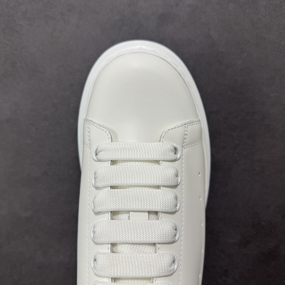 图片[8]-【顶级特价版】亚历山大 Alexander McQueen 麦昆小白鞋 全套专柜包装物及配件(附送快递加固牛皮纸盒) 外盒标嵌入核心防伪芯片装置,秒杀市面文案版本 鞋底支持NFC原码独立扫描 采用丝绸硬质头层小牛皮鞋面材质 内外超软小羊皮贴脚透气及超软PU脚感乳胶物料鞋 外置原抽真空高密度增高底 白色光滑牛皮革系带运动鞋，圆头设计，鞋跟点缀黑色绒面革细节。搭配宽扁鞋带，鞋舌和后帮饰有 Alexander McQueen 品牌标志。阔型橡胶鞋底。运动鞋另配一副白色鞋带材料 100% 小牛皮 所有细节与原版一致 尺码：35 36 37 38 39 40 41 42 43 44 45-选品中心