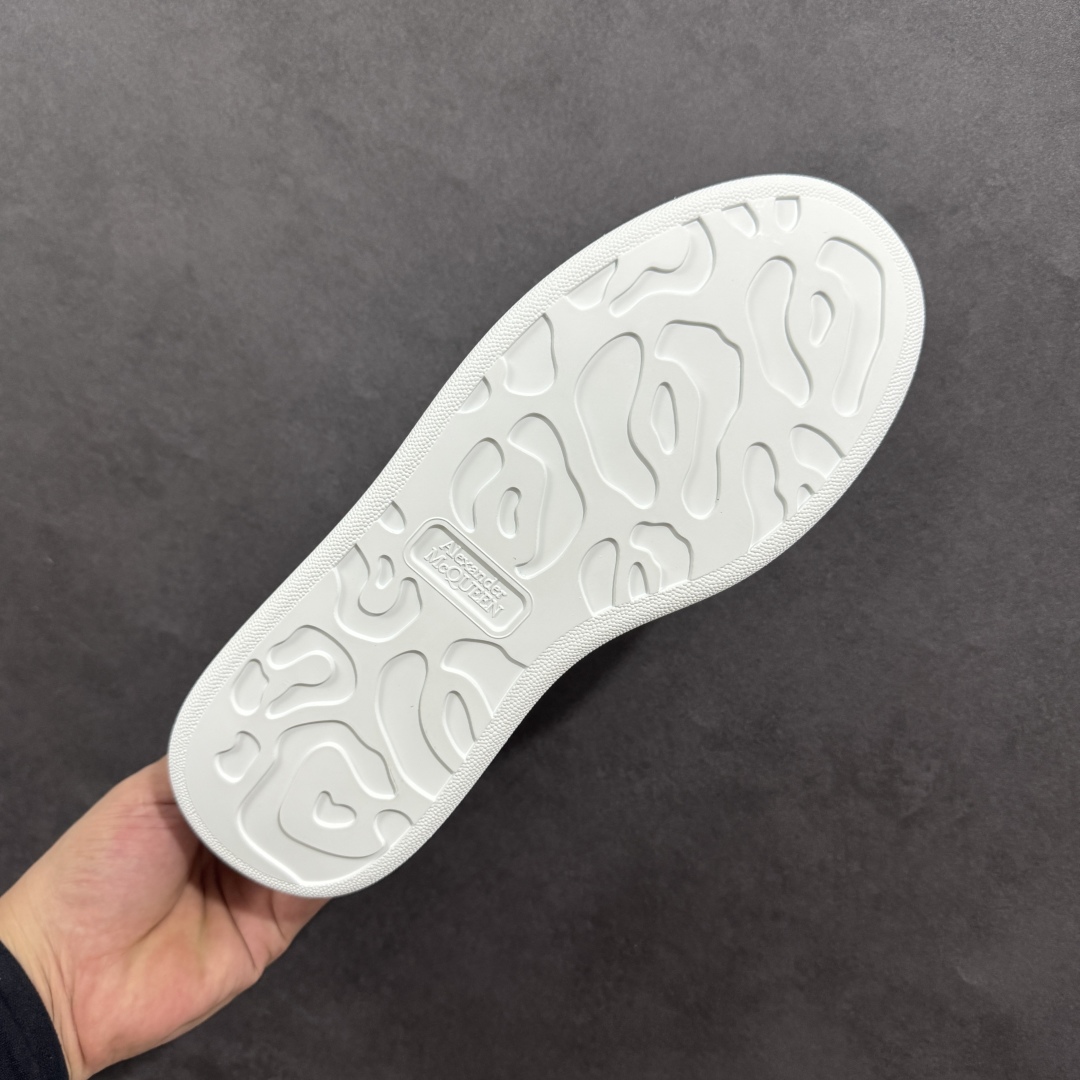 图片[9]-【顶级特价版】亚历山大 Alexander McQueen 麦昆小白鞋 全套专柜包装物及配件(附送快递加固牛皮纸盒) 外盒标嵌入核心防伪芯片装置,秒杀市面文案版本 鞋底支持NFC原码独立扫描 采用丝绸硬质头层小牛皮鞋面材质 内外超软小羊皮贴脚透气及超软PU脚感乳胶物料鞋 外置原抽真空高密度增高底 白色光滑牛皮革系带运动鞋，圆头设计，鞋跟点缀黑色绒面革细节。搭配宽扁鞋带，鞋舌和后帮饰有 Alexander McQueen 品牌标志。阔型橡胶鞋底。运动鞋另配一副白色鞋带材料 100% 小牛皮 所有细节与原版一致 尺码：35 36 37 38 39 40 41 42 43 44 45-选品中心