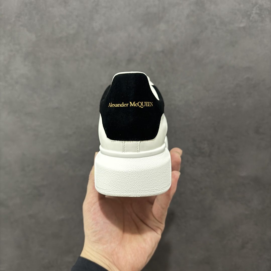图片[4]-【顶级特价版】亚历山大 Alexander McQueen 麦昆小白鞋 全套专柜包装物及配件(附送快递加固牛皮纸盒) 外盒标嵌入核心防伪芯片装置,秒杀市面文案版本 鞋底支持NFC原码独立扫描 采用丝绸硬质头层小牛皮鞋面材质 内外超软小羊皮贴脚透气及超软PU脚感乳胶物料鞋 外置原抽真空高密度增高底 白色光滑牛皮革系带运动鞋，圆头设计，鞋跟点缀黑色绒面革细节。搭配宽扁鞋带，鞋舌和后帮饰有 Alexander McQueen 品牌标志。阔型橡胶鞋底。运动鞋另配一副白色鞋带材料 100% 小牛皮 所有细节与原版一致 尺码：35 36 37 38 39 40 41 42 43 44 45-选品中心
