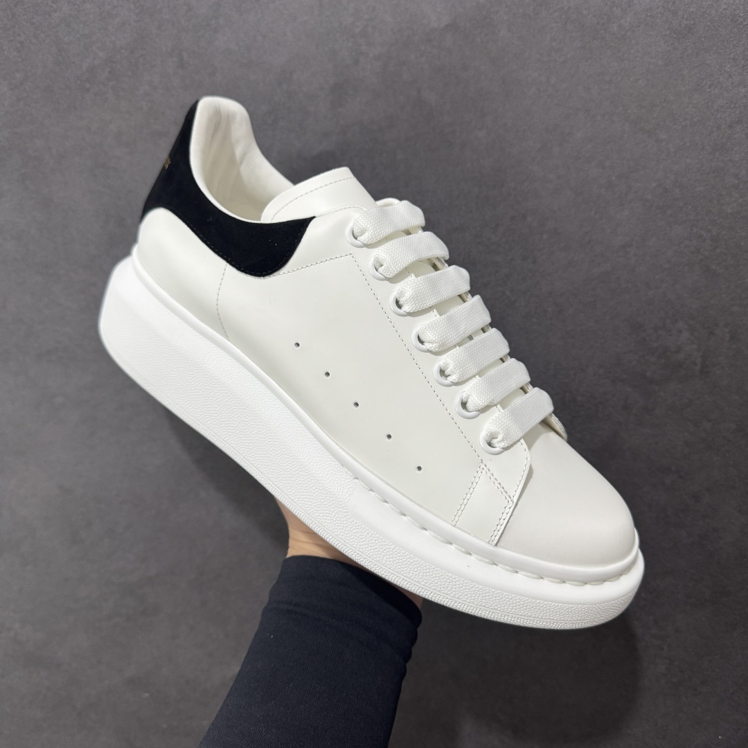 图片[3]-【顶级特价版】亚历山大 Alexander McQueen 麦昆小白鞋 全套专柜包装物及配件(附送快递加固牛皮纸盒) 外盒标嵌入核心防伪芯片装置,秒杀市面文案版本 鞋底支持NFC原码独立扫描 采用丝绸硬质头层小牛皮鞋面材质 内外超软小羊皮贴脚透气及超软PU脚感乳胶物料鞋 外置原抽真空高密度增高底 白色光滑牛皮革系带运动鞋，圆头设计，鞋跟点缀黑色绒面革细节。搭配宽扁鞋带，鞋舌和后帮饰有 Alexander McQueen 品牌标志。阔型橡胶鞋底。运动鞋另配一副白色鞋带材料 100% 小牛皮 所有细节与原版一致 尺码：35 36 37 38 39 40 41 42 43 44 45-选品中心