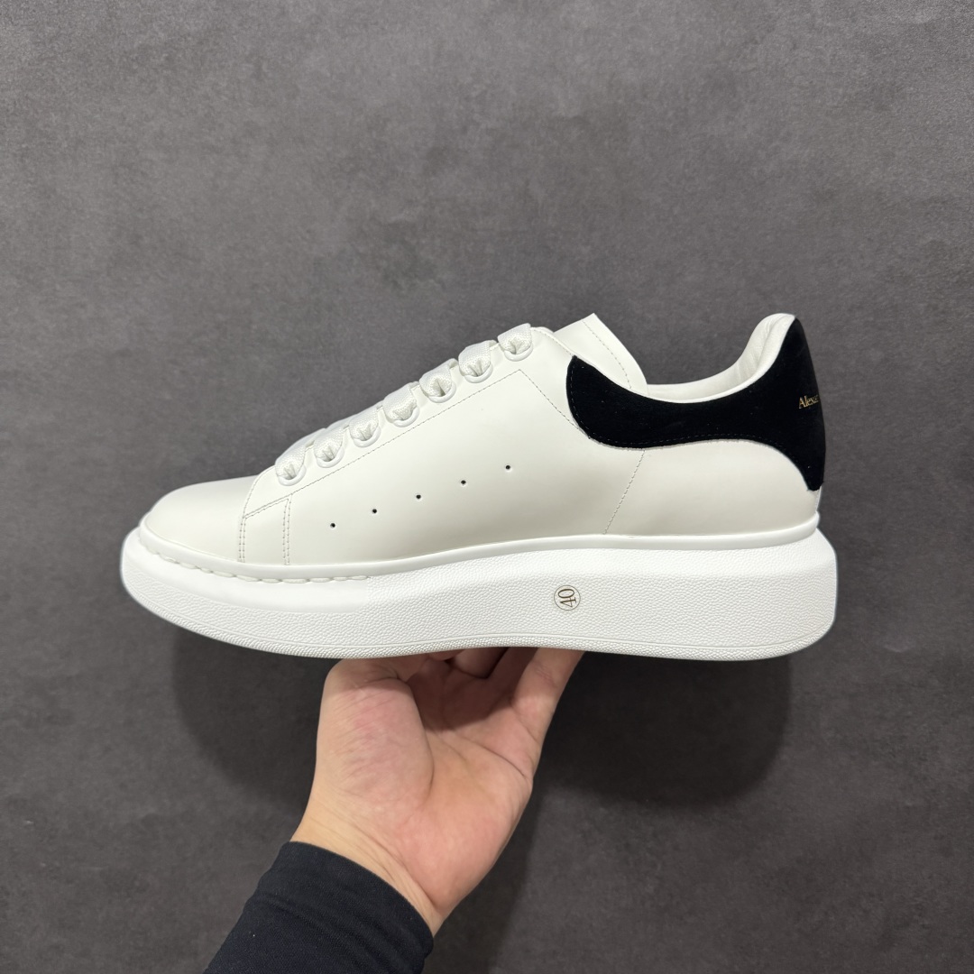 图片[2]-【顶级特价版】亚历山大 Alexander McQueen 麦昆小白鞋 全套专柜包装物及配件(附送快递加固牛皮纸盒) 外盒标嵌入核心防伪芯片装置,秒杀市面文案版本 鞋底支持NFC原码独立扫描 采用丝绸硬质头层小牛皮鞋面材质 内外超软小羊皮贴脚透气及超软PU脚感乳胶物料鞋 外置原抽真空高密度增高底 白色光滑牛皮革系带运动鞋，圆头设计，鞋跟点缀黑色绒面革细节。搭配宽扁鞋带，鞋舌和后帮饰有 Alexander McQueen 品牌标志。阔型橡胶鞋底。运动鞋另配一副白色鞋带材料 100% 小牛皮 所有细节与原版一致 尺码：35 36 37 38 39 40 41 42 43 44 45-选品中心