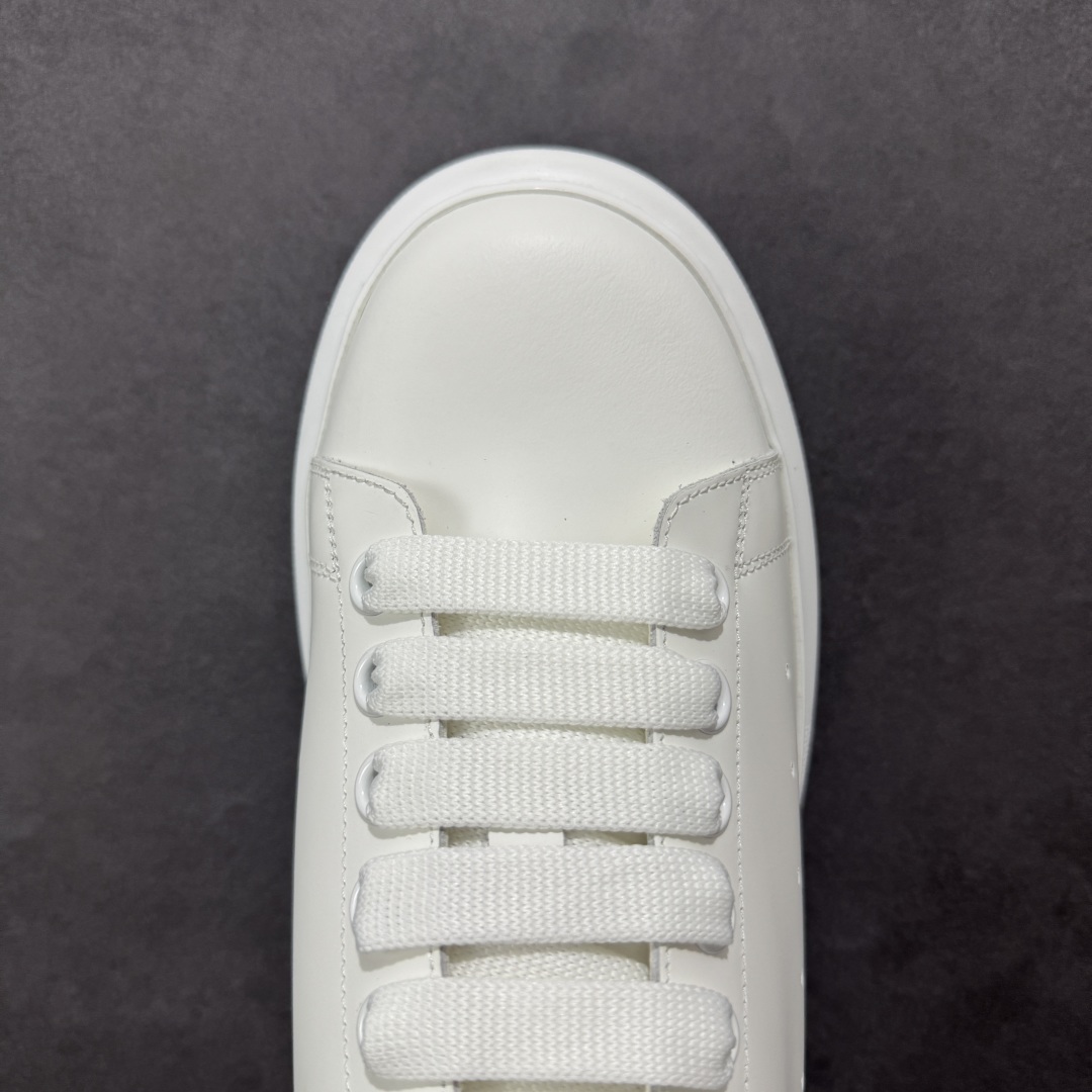 图片[8]-【顶级特价版】亚历山大 Alexander McQueen 麦昆小白鞋 全套专柜包装物及配件(附送快递加固牛皮纸盒) 外盒标嵌入核心防伪芯片装置,秒杀市面文案版本 鞋底支持NFC原码独立扫描 采用丝绸硬质头层小牛皮鞋面材质 内外超软小羊皮贴脚透气及超软PU脚感乳胶物料鞋 外置原抽真空高密度增高底 白色光滑牛皮革系带运动鞋，圆头设计，鞋跟点缀黑色绒面革细节。搭配宽扁鞋带，鞋舌和后帮饰有 Alexander McQueen 品牌标志。阔型橡胶鞋底。运动鞋另配一副白色鞋带材料 100% 小牛皮 所有细节与原版一致 尺码：35 36 37 38 39 40 41 42 43 44 45-选品中心