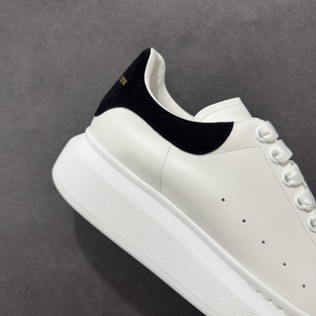 图片[6]-【顶级特价版】亚历山大 Alexander McQueen 麦昆小白鞋 全套专柜包装物及配件(附送快递加固牛皮纸盒) 外盒标嵌入核心防伪芯片装置,秒杀市面文案版本 鞋底支持NFC原码独立扫描 采用丝绸硬质头层小牛皮鞋面材质 内外超软小羊皮贴脚透气及超软PU脚感乳胶物料鞋 外置原抽真空高密度增高底 白色光滑牛皮革系带运动鞋，圆头设计，鞋跟点缀黑色绒面革细节。搭配宽扁鞋带，鞋舌和后帮饰有 Alexander McQueen 品牌标志。阔型橡胶鞋底。运动鞋另配一副白色鞋带材料 100% 小牛皮 所有细节与原版一致 尺码：35 36 37 38 39 40 41 42 43 44 45-选品中心