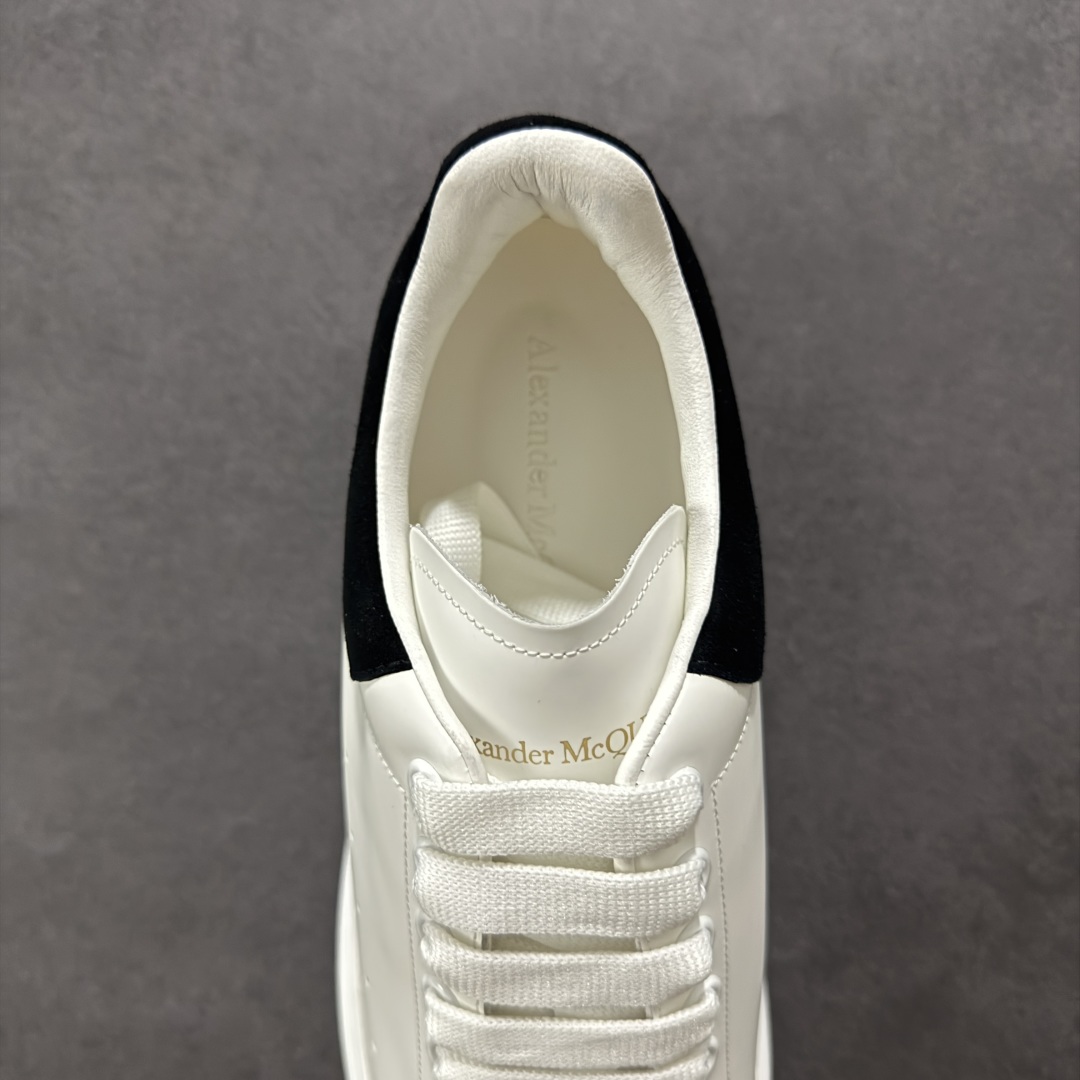 图片[7]-【顶级特价版】亚历山大 Alexander McQueen 麦昆小白鞋 全套专柜包装物及配件(附送快递加固牛皮纸盒) 外盒标嵌入核心防伪芯片装置,秒杀市面文案版本 鞋底支持NFC原码独立扫描 采用丝绸硬质头层小牛皮鞋面材质 内外超软小羊皮贴脚透气及超软PU脚感乳胶物料鞋 外置原抽真空高密度增高底 白色光滑牛皮革系带运动鞋，圆头设计，鞋跟点缀黑色绒面革细节。搭配宽扁鞋带，鞋舌和后帮饰有 Alexander McQueen 品牌标志。阔型橡胶鞋底。运动鞋另配一副白色鞋带材料 100% 小牛皮 所有细节与原版一致 尺码：35 36 37 38 39 40 41 42 43 44 45-选品中心