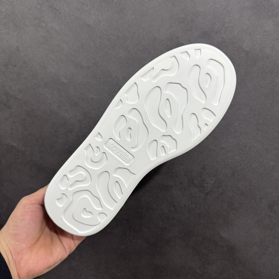 图片[9]-【顶级特价版】亚历山大 Alexander McQueen 麦昆小白鞋 全套专柜包装物及配件(附送快递加固牛皮纸盒) 外盒标嵌入核心防伪芯片装置,秒杀市面文案版本 鞋底支持NFC原码独立扫描 采用丝绸硬质头层小牛皮鞋面材质 内外超软小羊皮贴脚透气及超软PU脚感乳胶物料鞋 外置原抽真空高密度增高底 白色光滑牛皮革系带运动鞋，圆头设计，鞋跟点缀黑色绒面革细节。搭配宽扁鞋带，鞋舌和后帮饰有 Alexander McQueen 品牌标志。阔型橡胶鞋底。运动鞋另配一副白色鞋带材料 100% 小牛皮 所有细节与原版一致 尺码：35 36 37 38 39 40 41 42 43 44 45-选品中心