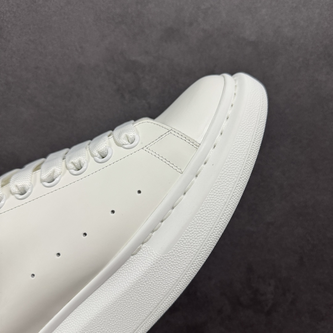 图片[5]-【顶级特价版】亚历山大 Alexander McQueen 麦昆小白鞋 全套专柜包装物及配件(附送快递加固牛皮纸盒) 外盒标嵌入核心防伪芯片装置,秒杀市面文案版本 鞋底支持NFC原码独立扫描 采用丝绸硬质头层小牛皮鞋面材质 内外超软小羊皮贴脚透气及超软PU脚感乳胶物料鞋 外置原抽真空高密度增高底 白色光滑牛皮革系带运动鞋，圆头设计，鞋跟点缀黑色绒面革细节。搭配宽扁鞋带，鞋舌和后帮饰有 Alexander McQueen 品牌标志。阔型橡胶鞋底。运动鞋另配一副白色鞋带材料 100% 小牛皮 所有细节与原版一致 尺码：35 36 37 38 39 40 41 42 43 44 45-选品中心