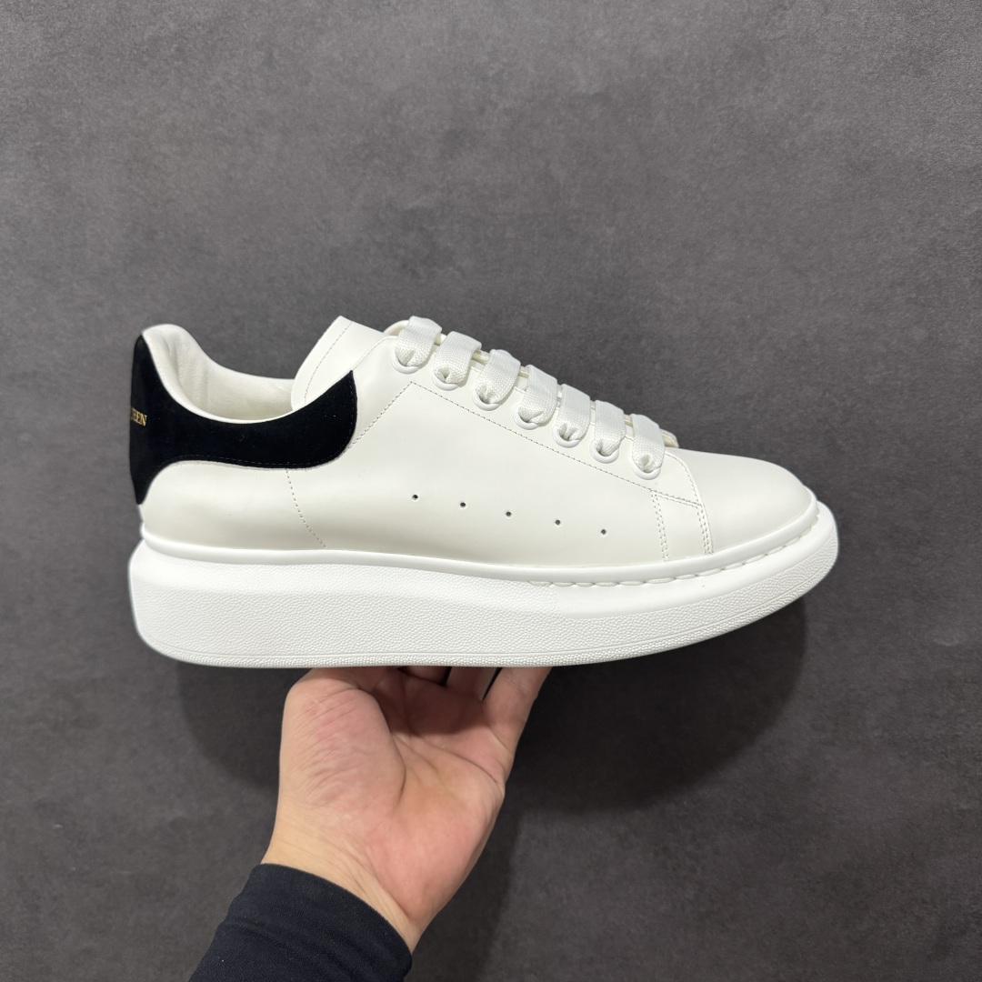 【顶级特价版】亚历山大 Alexander McQueen 麦昆小白鞋 全套专柜包装物及配件(附送快递加固牛皮纸盒) 外盒标嵌入核心防伪芯片装置,秒杀市面文案版本 鞋底支持NFC原码独立扫描 采用丝绸硬质头层小牛皮鞋面材质 内外超软小羊皮贴脚透气及超软PU脚感乳胶物料鞋 外置原抽真空高密度增高底 白色光滑牛皮革系带运动鞋,圆头设计,鞋跟点缀黑色绒面革细节。搭配宽扁鞋带,鞋舌和后帮饰有 Alexander McQueen 品牌标志。阔型橡胶鞋底。运动鞋另配一副白色鞋带材料 100% 小牛皮 所有细节与原版一致 尺码:35 36 37 38 39 40 41 42 43 44 45-选品中心