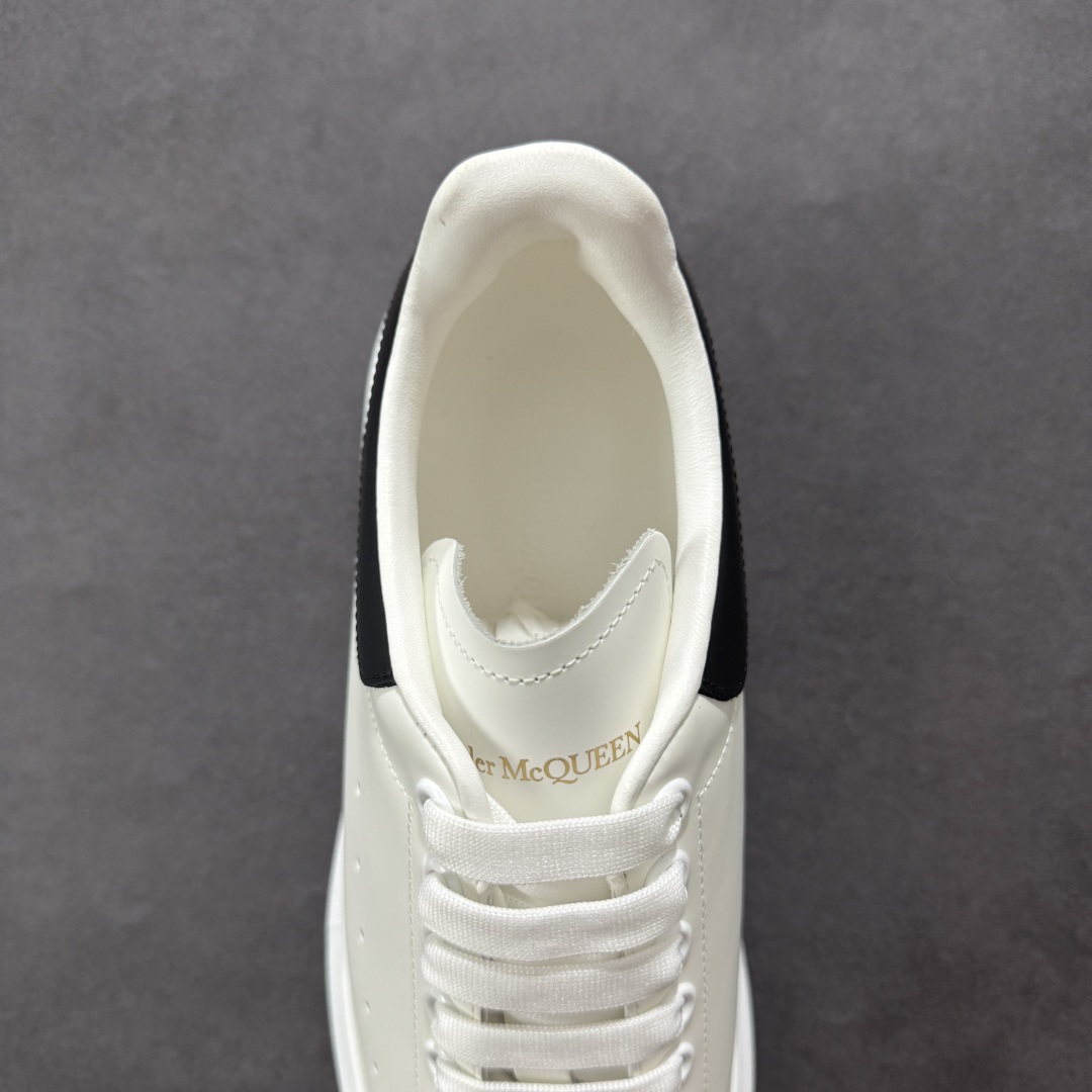 图片[7]-【顶级特价版】亚历山大 Alexander McQueen 麦昆小白鞋 全套专柜包装物及配件(附送快递加固牛皮纸盒) 外盒标嵌入核心防伪芯片装置,秒杀市面文案版本 鞋底支持NFC原码独立扫描 采用丝绸硬质头层小牛皮鞋面材质 内外超软小羊皮贴脚透气及超软PU脚感乳胶物料鞋 外置原抽真空高密度增高底 白色光滑牛皮革系带运动鞋，圆头设计，鞋跟点缀黑色绒面革细节。搭配宽扁鞋带，鞋舌和后帮饰有 Alexander McQueen 品牌标志。阔型橡胶鞋底。运动鞋另配一副白色鞋带材料 100% 小牛皮 所有细节与原版一致 尺码：35 36 37 38 39 40 41 42 43 44 45-选品中心