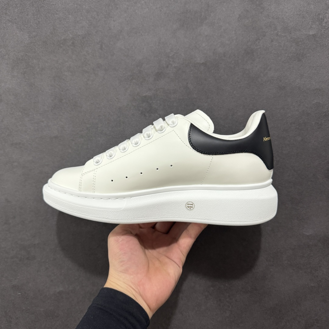 图片[2]-【顶级特价版】亚历山大 Alexander McQueen 麦昆小白鞋 全套专柜包装物及配件(附送快递加固牛皮纸盒) 外盒标嵌入核心防伪芯片装置,秒杀市面文案版本 鞋底支持NFC原码独立扫描 采用丝绸硬质头层小牛皮鞋面材质 内外超软小羊皮贴脚透气及超软PU脚感乳胶物料鞋 外置原抽真空高密度增高底 白色光滑牛皮革系带运动鞋，圆头设计，鞋跟点缀黑色绒面革细节。搭配宽扁鞋带，鞋舌和后帮饰有 Alexander McQueen 品牌标志。阔型橡胶鞋底。运动鞋另配一副白色鞋带材料 100% 小牛皮 所有细节与原版一致 尺码：35 36 37 38 39 40 41 42 43 44 45-选品中心