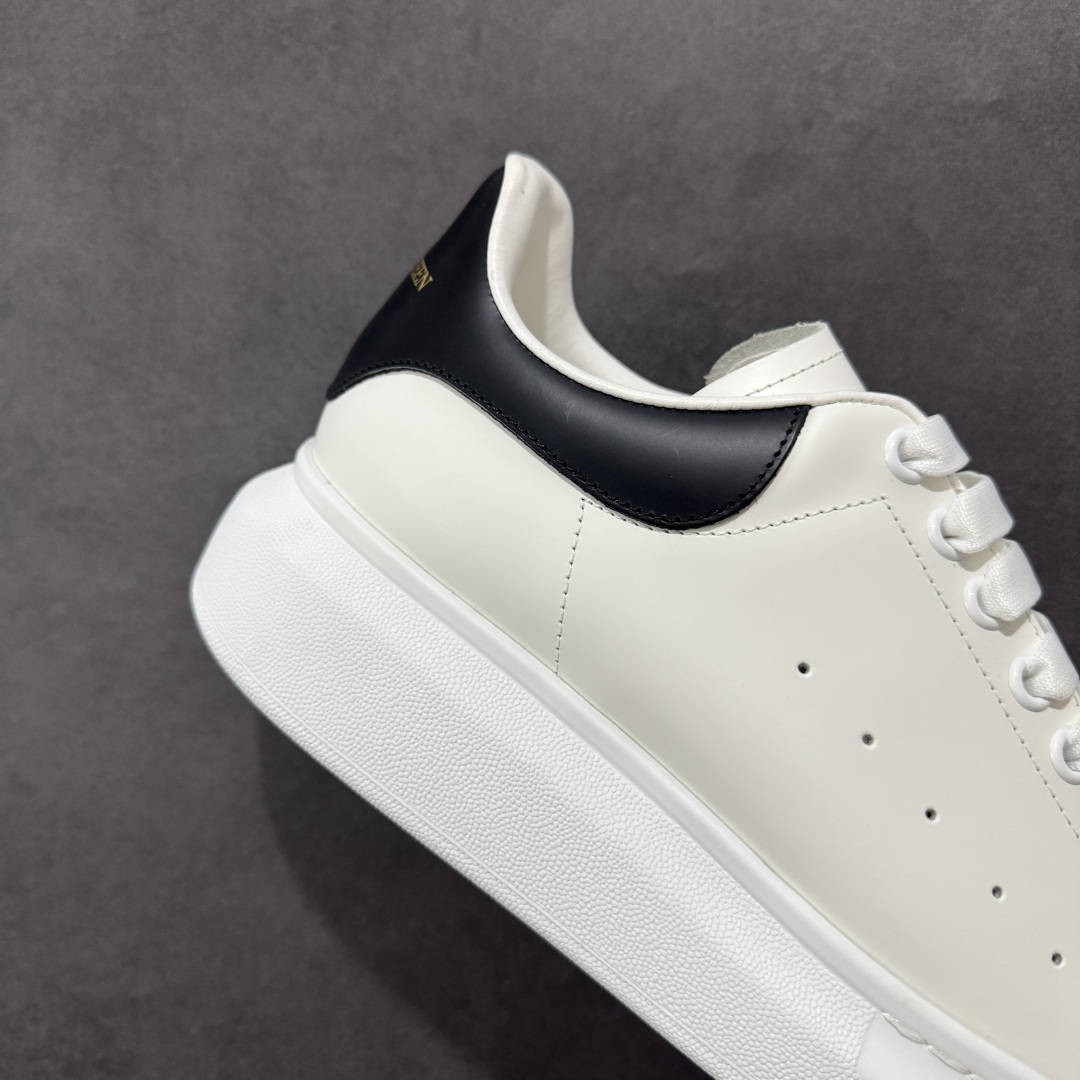 图片[6]-【顶级特价版】亚历山大 Alexander McQueen 麦昆小白鞋 全套专柜包装物及配件(附送快递加固牛皮纸盒) 外盒标嵌入核心防伪芯片装置,秒杀市面文案版本 鞋底支持NFC原码独立扫描 采用丝绸硬质头层小牛皮鞋面材质 内外超软小羊皮贴脚透气及超软PU脚感乳胶物料鞋 外置原抽真空高密度增高底 白色光滑牛皮革系带运动鞋，圆头设计，鞋跟点缀黑色绒面革细节。搭配宽扁鞋带，鞋舌和后帮饰有 Alexander McQueen 品牌标志。阔型橡胶鞋底。运动鞋另配一副白色鞋带材料 100% 小牛皮 所有细节与原版一致 尺码：35 36 37 38 39 40 41 42 43 44 45-选品中心