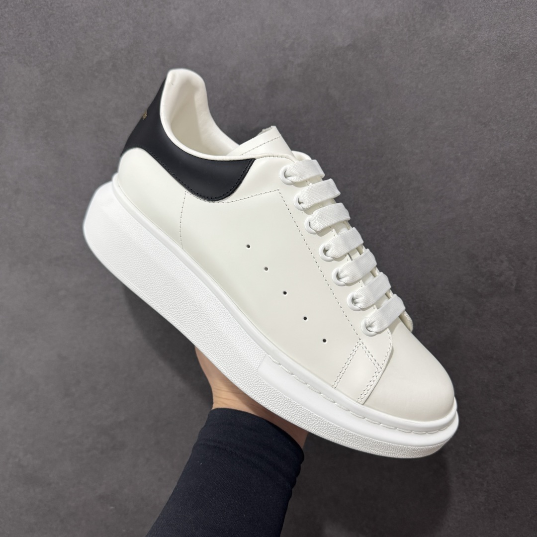 图片[3]-【顶级特价版】亚历山大 Alexander McQueen 麦昆小白鞋 全套专柜包装物及配件(附送快递加固牛皮纸盒) 外盒标嵌入核心防伪芯片装置,秒杀市面文案版本 鞋底支持NFC原码独立扫描 采用丝绸硬质头层小牛皮鞋面材质 内外超软小羊皮贴脚透气及超软PU脚感乳胶物料鞋 外置原抽真空高密度增高底 白色光滑牛皮革系带运动鞋，圆头设计，鞋跟点缀黑色绒面革细节。搭配宽扁鞋带，鞋舌和后帮饰有 Alexander McQueen 品牌标志。阔型橡胶鞋底。运动鞋另配一副白色鞋带材料 100% 小牛皮 所有细节与原版一致 尺码：35 36 37 38 39 40 41 42 43 44 45-选品中心