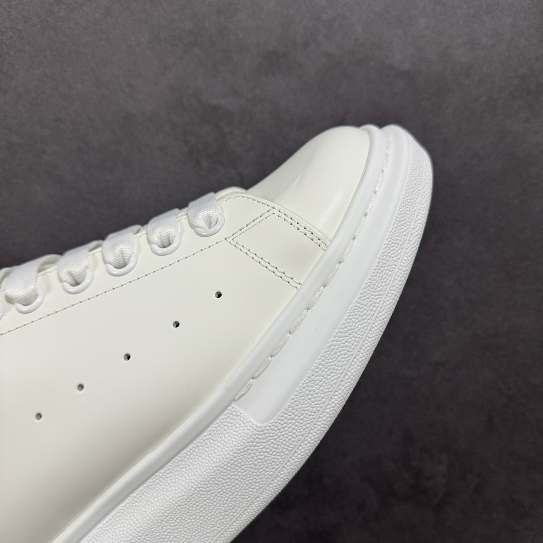 图片[5]-【顶级特价版】亚历山大 Alexander McQueen 麦昆小白鞋 全套专柜包装物及配件(附送快递加固牛皮纸盒) 外盒标嵌入核心防伪芯片装置,秒杀市面文案版本 鞋底支持NFC原码独立扫描 采用丝绸硬质头层小牛皮鞋面材质 内外超软小羊皮贴脚透气及超软PU脚感乳胶物料鞋 外置原抽真空高密度增高底 白色光滑牛皮革系带运动鞋，圆头设计，鞋跟点缀黑色绒面革细节。搭配宽扁鞋带，鞋舌和后帮饰有 Alexander McQueen 品牌标志。阔型橡胶鞋底。运动鞋另配一副白色鞋带材料 100% 小牛皮 所有细节与原版一致 尺码：35 36 37 38 39 40 41 42 43 44 45-选品中心