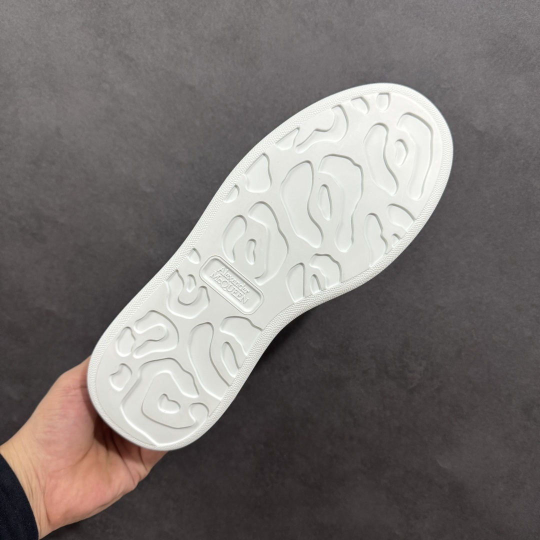 图片[9]-【顶级特价版】亚历山大 Alexander McQueen 麦昆小白鞋 全套专柜包装物及配件(附送快递加固牛皮纸盒) 外盒标嵌入核心防伪芯片装置,秒杀市面文案版本 鞋底支持NFC原码独立扫描 采用丝绸硬质头层小牛皮鞋面材质 内外超软小羊皮贴脚透气及超软PU脚感乳胶物料鞋 外置原抽真空高密度增高底 白色光滑牛皮革系带运动鞋，圆头设计，鞋跟点缀黑色绒面革细节。搭配宽扁鞋带，鞋舌和后帮饰有 Alexander McQueen 品牌标志。阔型橡胶鞋底。运动鞋另配一副白色鞋带材料 100% 小牛皮 所有细节与原版一致 尺码：35 36 37 38 39 40 41 42 43 44 45-选品中心