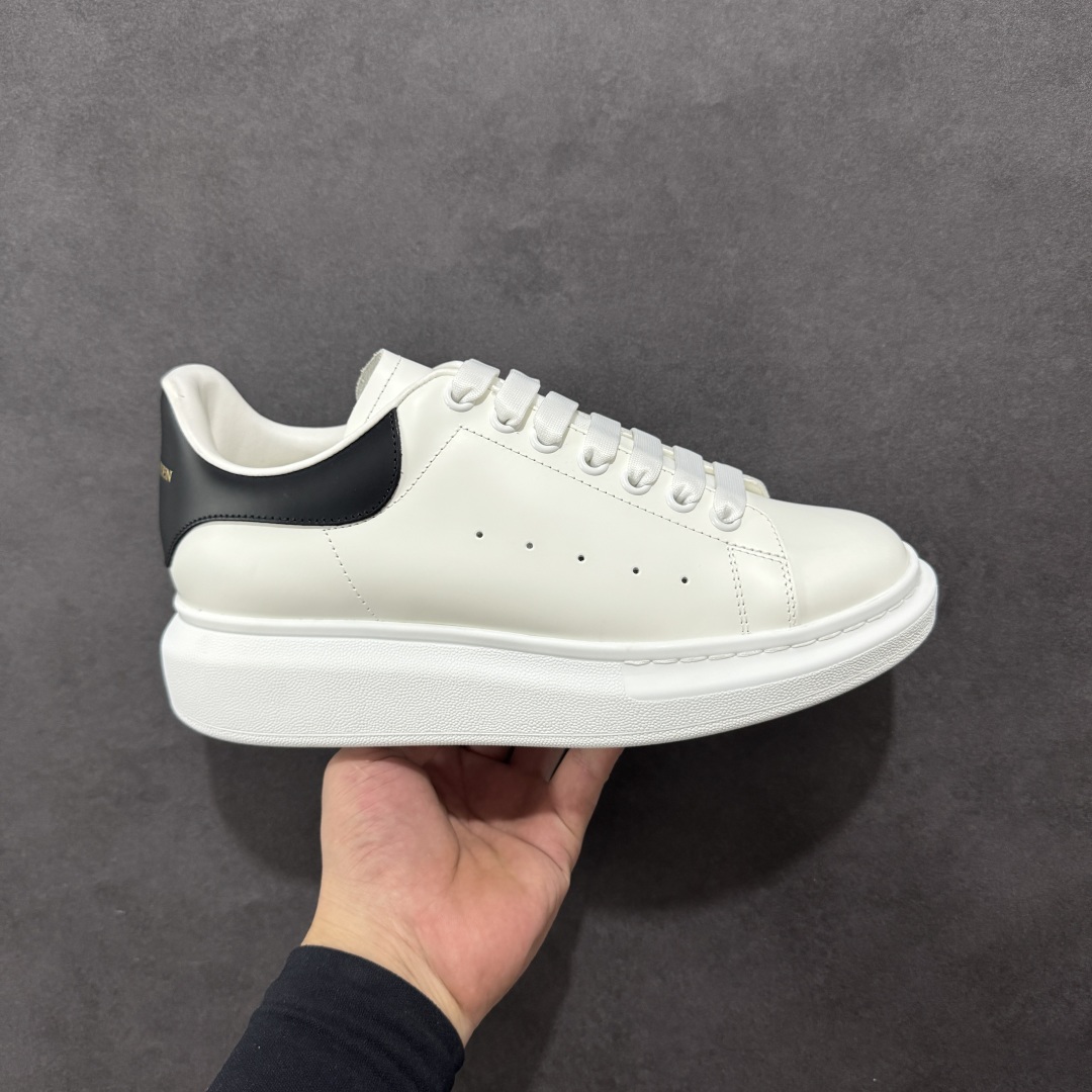 【顶级特价版】亚历山大 Alexander McQueen 麦昆小白鞋 全套专柜包装物及配件(附送快递加固牛皮纸盒) 外盒标嵌入核心防伪芯片装置,秒杀市面文案版本 鞋底支持NFC原码独立扫描 采用丝绸硬质头层小牛皮鞋面材质 内外超软小羊皮贴脚透气及超软PU脚感乳胶物料鞋 外置原抽真空高密度增高底 白色光滑牛皮革系带运动鞋,圆头设计,鞋跟点缀黑色绒面革细节。搭配宽扁鞋带,鞋舌和后帮饰有 Alexander McQueen 品牌标志。阔型橡胶鞋底。运动鞋另配一副白色鞋带材料 100% 小牛皮 所有细节与原版一致 尺码:35 36 37 38 39 40 41 42 43 44 45-选品中心