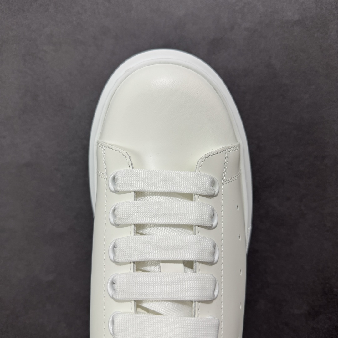 图片[8]-【顶级特价版】亚历山大 Alexander McQueen 麦昆小白鞋 全套专柜包装物及配件(附送快递加固牛皮纸盒) 外盒标嵌入核心防伪芯片装置,秒杀市面文案版本 鞋底支持NFC原码独立扫描 采用丝绸硬质头层小牛皮鞋面材质 内外超软小羊皮贴脚透气及超软PU脚感乳胶物料鞋 外置原抽真空高密度增高底 白色光滑牛皮革系带运动鞋，圆头设计，鞋跟点缀黑色绒面革细节。搭配宽扁鞋带，鞋舌和后帮饰有 Alexander McQueen 品牌标志。阔型橡胶鞋底。运动鞋另配一副白色鞋带材料 100% 小牛皮 所有细节与原版一致 尺码：35 36 37 38 39 40 41 42 43 44 45-选品中心