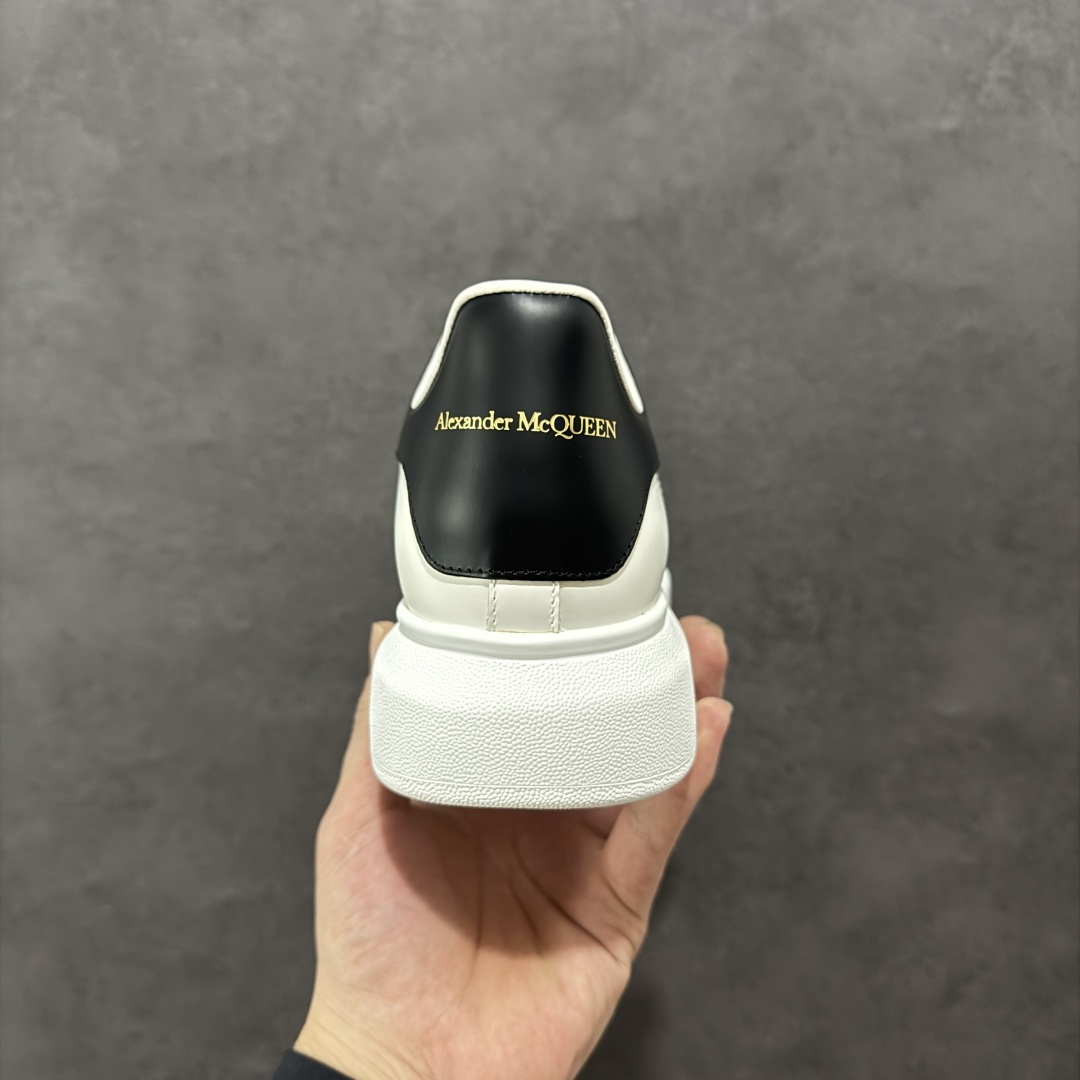 图片[4]-【顶级特价版】亚历山大 Alexander McQueen 麦昆小白鞋 全套专柜包装物及配件(附送快递加固牛皮纸盒) 外盒标嵌入核心防伪芯片装置,秒杀市面文案版本 鞋底支持NFC原码独立扫描 采用丝绸硬质头层小牛皮鞋面材质 内外超软小羊皮贴脚透气及超软PU脚感乳胶物料鞋 外置原抽真空高密度增高底 白色光滑牛皮革系带运动鞋，圆头设计，鞋跟点缀黑色绒面革细节。搭配宽扁鞋带，鞋舌和后帮饰有 Alexander McQueen 品牌标志。阔型橡胶鞋底。运动鞋另配一副白色鞋带材料 100% 小牛皮 所有细节与原版一致 尺码：35 36 37 38 39 40 41 42 43 44 45-选品中心