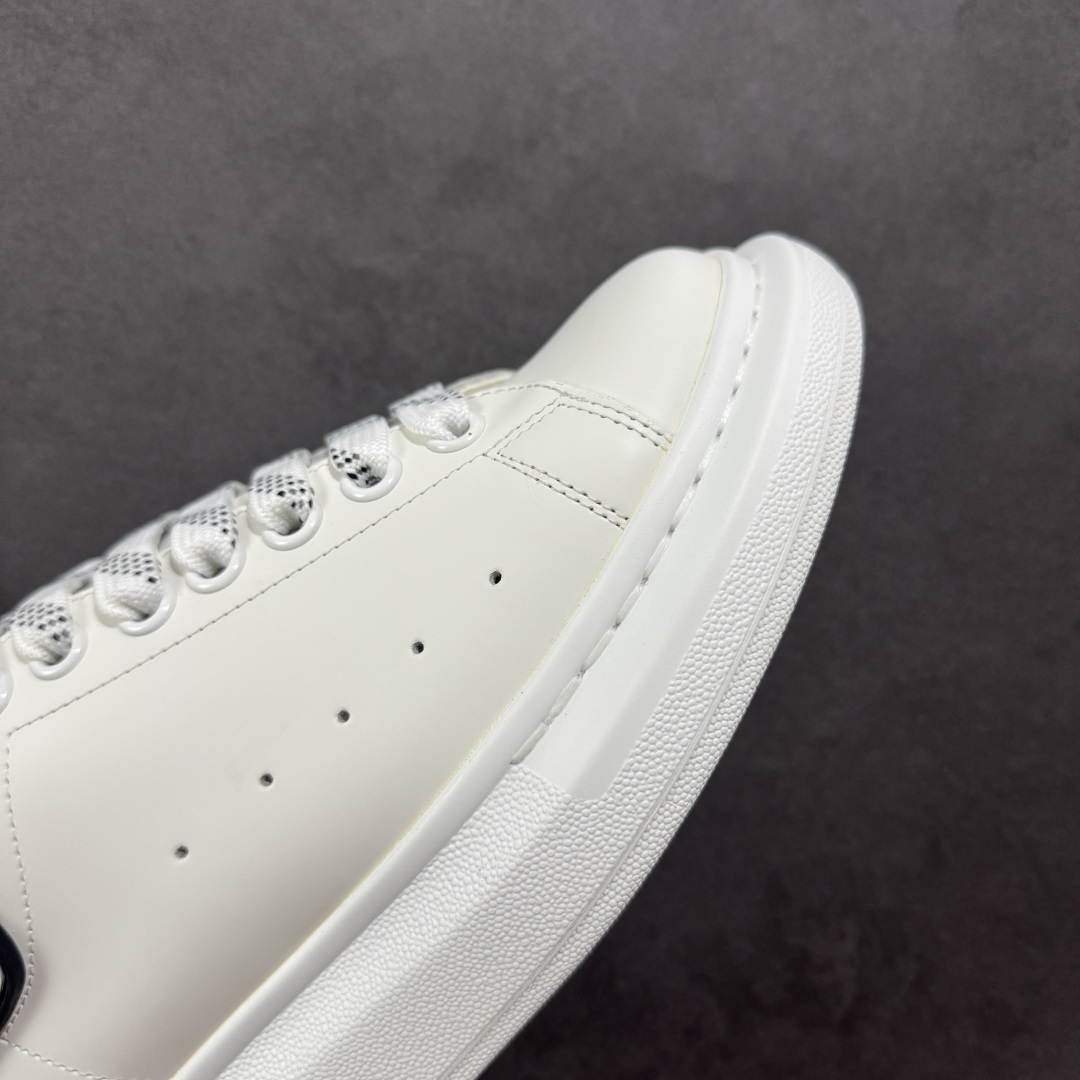 图片[5]-【顶级特价版】亚历山大 Alexander McQueen 麦昆小白鞋 全套专柜包装物及配件(附送快递加固牛皮纸盒) 外盒标嵌入核心防伪芯片装置,秒杀市面文案版本 鞋底支持NFC原码独立扫描 采用丝绸硬质头层小牛皮鞋面材质 内外超软小羊皮贴脚透气及超软PU脚感乳胶物料鞋 外置原抽真空高密度增高底 白色光滑牛皮革系带运动鞋，圆头设计，鞋跟点缀黑色绒面革细节。搭配宽扁鞋带，鞋舌和后帮饰有 Alexander McQueen 品牌标志。阔型橡胶鞋底。运动鞋另配一副白色鞋带材料 100% 小牛皮 所有细节与原版一致 尺码：35 36 37 38 39 40 41 42 43 44 45-选品中心