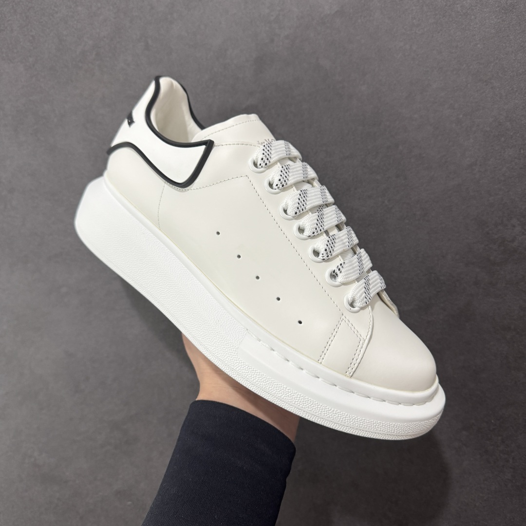 图片[3]-【顶级特价版】亚历山大 Alexander McQueen 麦昆小白鞋 全套专柜包装物及配件(附送快递加固牛皮纸盒) 外盒标嵌入核心防伪芯片装置,秒杀市面文案版本 鞋底支持NFC原码独立扫描 采用丝绸硬质头层小牛皮鞋面材质 内外超软小羊皮贴脚透气及超软PU脚感乳胶物料鞋 外置原抽真空高密度增高底 白色光滑牛皮革系带运动鞋，圆头设计，鞋跟点缀黑色绒面革细节。搭配宽扁鞋带，鞋舌和后帮饰有 Alexander McQueen 品牌标志。阔型橡胶鞋底。运动鞋另配一副白色鞋带材料 100% 小牛皮 所有细节与原版一致 尺码：35 36 37 38 39 40 41 42 43 44 45-选品中心