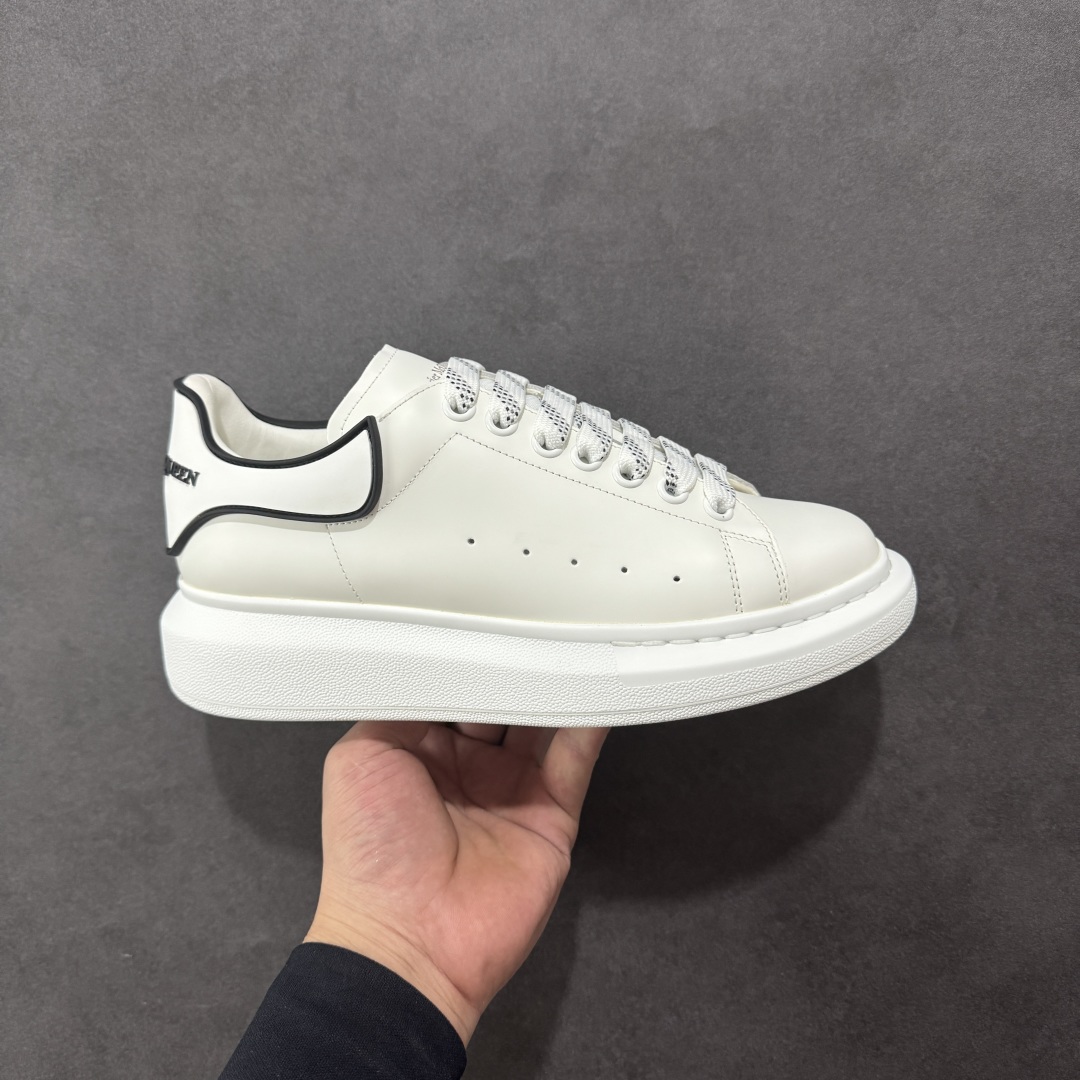 【顶级特价版】亚历山大 Alexander McQueen 麦昆小白鞋 全套专柜包装物及配件(附送快递加固牛皮纸盒) 外盒标嵌入核心防伪芯片装置,秒杀市面文案版本 鞋底支持NFC原码独立扫描 采用丝绸硬质头层小牛皮鞋面材质 内外超软小羊皮贴脚透气及超软PU脚感乳胶物料鞋 外置原抽真空高密度增高底 白色光滑牛皮革系带运动鞋,圆头设计,鞋跟点缀黑色绒面革细节。搭配宽扁鞋带,鞋舌和后帮饰有 Alexander McQueen 品牌标志。阔型橡胶鞋底。运动鞋另配一副白色鞋带材料 100% 小牛皮 所有细节与原版一致 尺码:35 36 37 38 39 40 41 42 43 44 45-选品中心