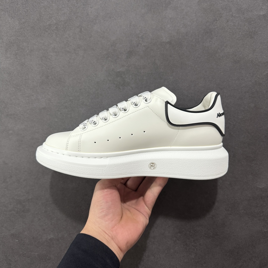 图片[2]-【顶级特价版】亚历山大 Alexander McQueen 麦昆小白鞋 全套专柜包装物及配件(附送快递加固牛皮纸盒) 外盒标嵌入核心防伪芯片装置,秒杀市面文案版本 鞋底支持NFC原码独立扫描 采用丝绸硬质头层小牛皮鞋面材质 内外超软小羊皮贴脚透气及超软PU脚感乳胶物料鞋 外置原抽真空高密度增高底 白色光滑牛皮革系带运动鞋，圆头设计，鞋跟点缀黑色绒面革细节。搭配宽扁鞋带，鞋舌和后帮饰有 Alexander McQueen 品牌标志。阔型橡胶鞋底。运动鞋另配一副白色鞋带材料 100% 小牛皮 所有细节与原版一致 尺码：35 36 37 38 39 40 41 42 43 44 45-选品中心