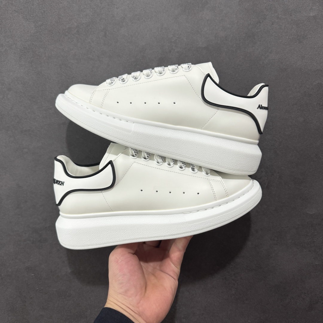 【顶级特价版】亚历山大 Alexander McQueen 麦昆小白鞋 全套专柜包装物及配件(附送快递加固牛皮纸盒) 外盒标嵌入核心防伪芯片装置,秒杀市面文案版本 鞋底支持NFC原码独立扫描 采用丝绸硬质头层小牛皮鞋面材质 内外超软小羊皮贴脚透气及超软PU脚感乳胶物料鞋 外置原抽真空高密度增高底 白色光滑牛皮革系带运动鞋,圆头设计,鞋跟点缀黑色绒面革细节。搭配宽扁鞋带,鞋舌和后帮饰有 Alexander McQueen 品牌标志。阔型橡胶鞋底。运动鞋另配一副白色鞋带材料 100% 小牛皮 所有细节与原版一致 尺码:35 36 37 38 39 40 41 42 43 44 45-选品中心