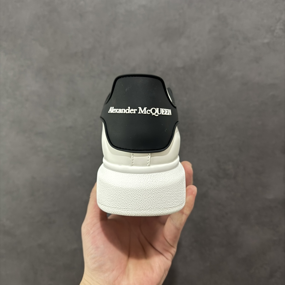 图片[4]-【顶级特价版】亚历山大 Alexander McQueen 麦昆小白鞋 全套专柜包装物及配件(附送快递加固牛皮纸盒) 外盒标嵌入核心防伪芯片装置,秒杀市面文案版本 鞋底支持NFC原码独立扫描 采用丝绸硬质头层小牛皮鞋面材质 内外超软小羊皮贴脚透气及超软PU脚感乳胶物料鞋 外置原抽真空高密度增高底 白色光滑牛皮革系带运动鞋，圆头设计，鞋跟点缀黑色绒面革细节。搭配宽扁鞋带，鞋舌和后帮饰有 Alexander McQueen 品牌标志。阔型橡胶鞋底。运动鞋另配一副白色鞋带材料 100% 小牛皮 所有细节与原版一致 尺码：35 36 37 38 39 40 41 42 43 44 45-选品中心
