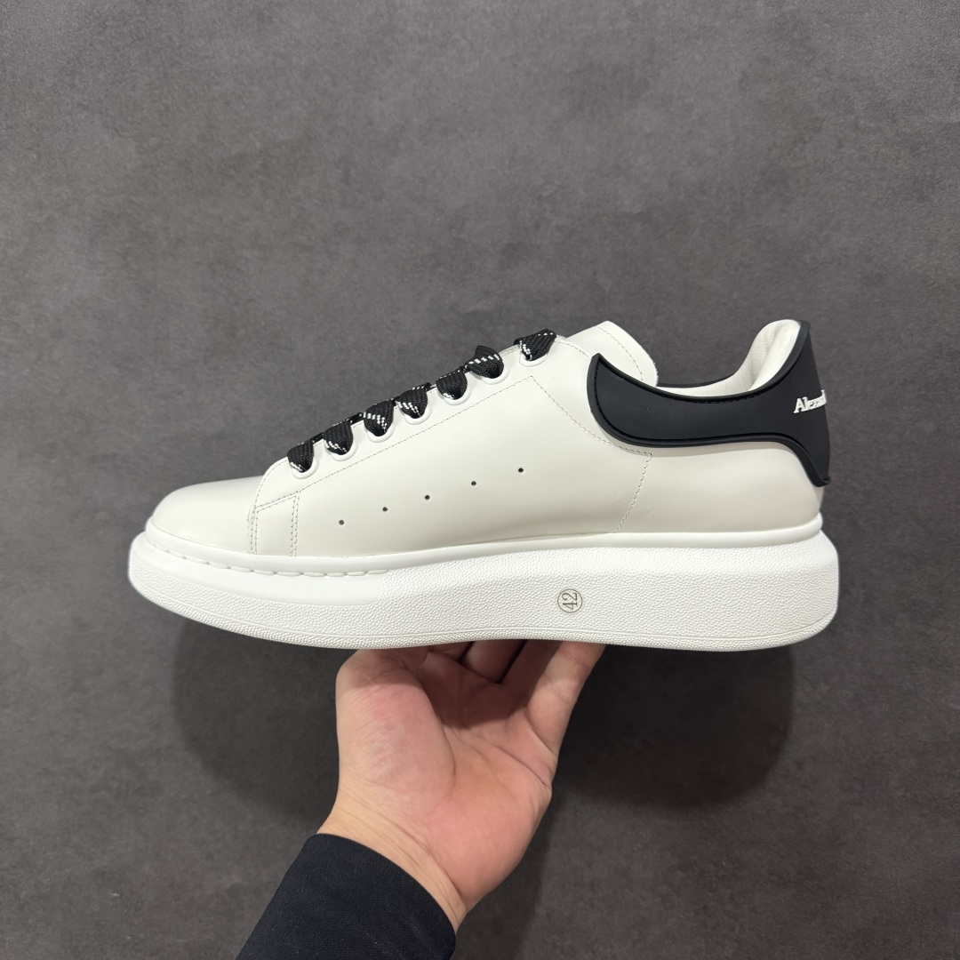 图片[2]-【顶级特价版】亚历山大 Alexander McQueen 麦昆小白鞋 全套专柜包装物及配件(附送快递加固牛皮纸盒) 外盒标嵌入核心防伪芯片装置,秒杀市面文案版本 鞋底支持NFC原码独立扫描 采用丝绸硬质头层小牛皮鞋面材质 内外超软小羊皮贴脚透气及超软PU脚感乳胶物料鞋 外置原抽真空高密度增高底 白色光滑牛皮革系带运动鞋，圆头设计，鞋跟点缀黑色绒面革细节。搭配宽扁鞋带，鞋舌和后帮饰有 Alexander McQueen 品牌标志。阔型橡胶鞋底。运动鞋另配一副白色鞋带材料 100% 小牛皮 所有细节与原版一致 尺码：35 36 37 38 39 40 41 42 43 44 45-选品中心