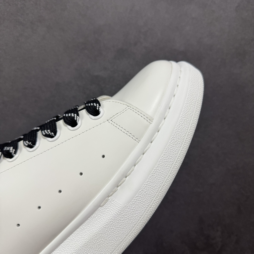 图片[5]-【顶级特价版】亚历山大 Alexander McQueen 麦昆小白鞋 全套专柜包装物及配件(附送快递加固牛皮纸盒) 外盒标嵌入核心防伪芯片装置,秒杀市面文案版本 鞋底支持NFC原码独立扫描 采用丝绸硬质头层小牛皮鞋面材质 内外超软小羊皮贴脚透气及超软PU脚感乳胶物料鞋 外置原抽真空高密度增高底 白色光滑牛皮革系带运动鞋，圆头设计，鞋跟点缀黑色绒面革细节。搭配宽扁鞋带，鞋舌和后帮饰有 Alexander McQueen 品牌标志。阔型橡胶鞋底。运动鞋另配一副白色鞋带材料 100% 小牛皮 所有细节与原版一致 尺码：35 36 37 38 39 40 41 42 43 44 45-选品中心