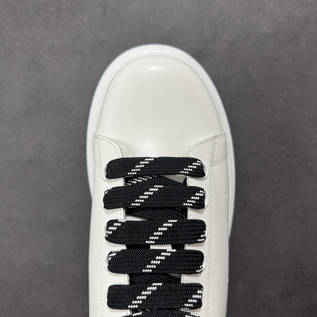 图片[8]-【顶级特价版】亚历山大 Alexander McQueen 麦昆小白鞋 全套专柜包装物及配件(附送快递加固牛皮纸盒) 外盒标嵌入核心防伪芯片装置,秒杀市面文案版本 鞋底支持NFC原码独立扫描 采用丝绸硬质头层小牛皮鞋面材质 内外超软小羊皮贴脚透气及超软PU脚感乳胶物料鞋 外置原抽真空高密度增高底 白色光滑牛皮革系带运动鞋，圆头设计，鞋跟点缀黑色绒面革细节。搭配宽扁鞋带，鞋舌和后帮饰有 Alexander McQueen 品牌标志。阔型橡胶鞋底。运动鞋另配一副白色鞋带材料 100% 小牛皮 所有细节与原版一致 尺码：35 36 37 38 39 40 41 42 43 44 45-选品中心