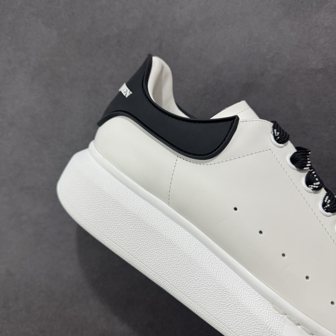 图片[6]-【顶级特价版】亚历山大 Alexander McQueen 麦昆小白鞋 全套专柜包装物及配件(附送快递加固牛皮纸盒) 外盒标嵌入核心防伪芯片装置,秒杀市面文案版本 鞋底支持NFC原码独立扫描 采用丝绸硬质头层小牛皮鞋面材质 内外超软小羊皮贴脚透气及超软PU脚感乳胶物料鞋 外置原抽真空高密度增高底 白色光滑牛皮革系带运动鞋，圆头设计，鞋跟点缀黑色绒面革细节。搭配宽扁鞋带，鞋舌和后帮饰有 Alexander McQueen 品牌标志。阔型橡胶鞋底。运动鞋另配一副白色鞋带材料 100% 小牛皮 所有细节与原版一致 尺码：35 36 37 38 39 40 41 42 43 44 45-选品中心