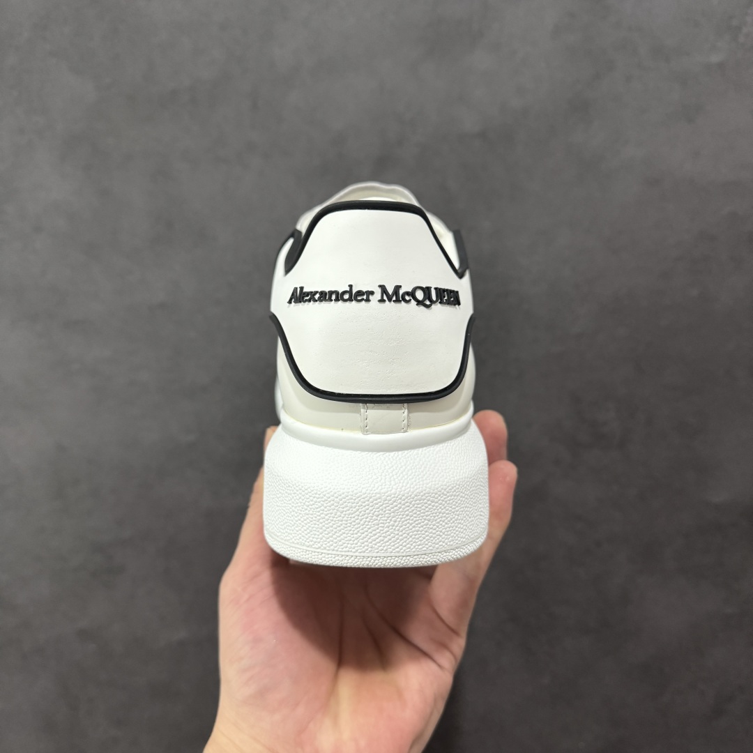 图片[4]-【顶级特价版】亚历山大 Alexander McQueen 麦昆小白鞋 全套专柜包装物及配件(附送快递加固牛皮纸盒) 外盒标嵌入核心防伪芯片装置,秒杀市面文案版本 鞋底支持NFC原码独立扫描 采用丝绸硬质头层小牛皮鞋面材质 内外超软小羊皮贴脚透气及超软PU脚感乳胶物料鞋 外置原抽真空高密度增高底 白色光滑牛皮革系带运动鞋，圆头设计，鞋跟点缀黑色绒面革细节。搭配宽扁鞋带，鞋舌和后帮饰有 Alexander McQueen 品牌标志。阔型橡胶鞋底。运动鞋另配一副白色鞋带材料 100% 小牛皮 所有细节与原版一致 尺码：35 36 37 38 39 40 41 42 43 44 45-选品中心