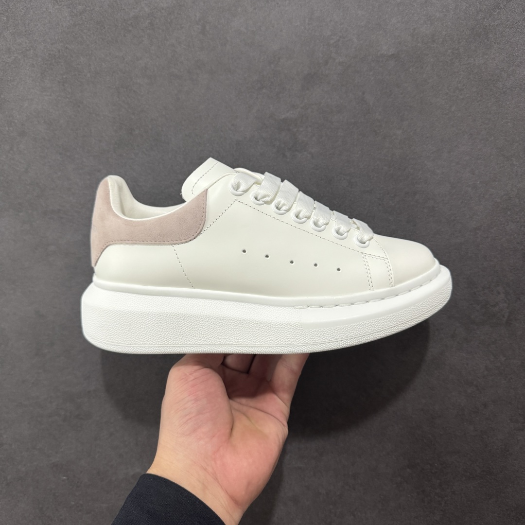 【顶级特价版】亚历山大 Alexander McQueen 麦昆小白鞋 全套专柜包装物及配件(附送快递加固牛皮纸盒) 外盒标嵌入核心防伪芯片装置,秒杀市面文案版本 鞋底支持NFC原码独立扫描 采用丝绸硬质头层小牛皮鞋面材质 内外超软小羊皮贴脚透气及超软PU脚感乳胶物料鞋 外置原抽真空高密度增高底 白色光滑牛皮革系带运动鞋,圆头设计,鞋跟点缀黑色绒面革细节。搭配宽扁鞋带,鞋舌和后帮饰有 Alexander McQueen 品牌标志。阔型橡胶鞋底。运动鞋另配一副白色鞋带材料 100% 小牛皮 所有细节与原版一致 尺码:35 36 37 38 39 40 41 42 43 44 45-选品中心