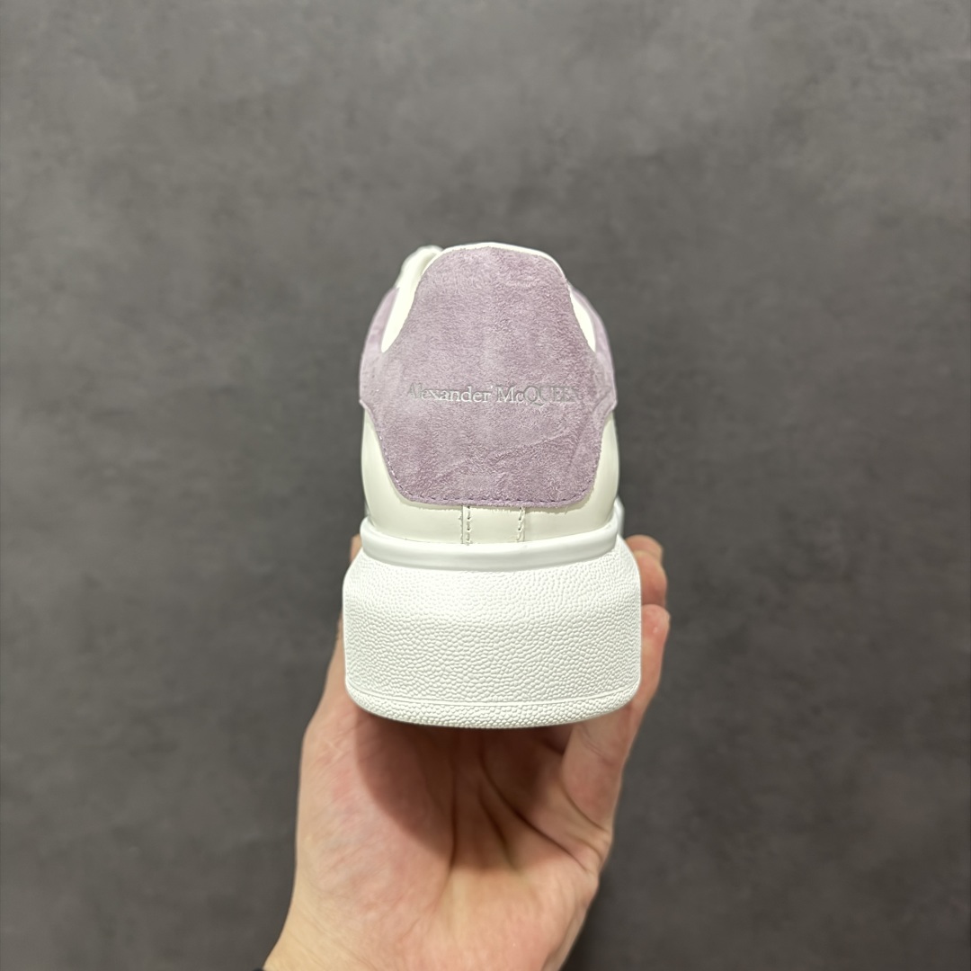 图片[4]-【顶级特价版】亚历山大 Alexander McQueen 麦昆小白鞋 全套专柜包装物及配件(附送快递加固牛皮纸盒) 外盒标嵌入核心防伪芯片装置,秒杀市面文案版本 鞋底支持NFC原码独立扫描 采用丝绸硬质头层小牛皮鞋面材质 内外超软小羊皮贴脚透气及超软PU脚感乳胶物料鞋 外置原抽真空高密度增高底 白色光滑牛皮革系带运动鞋，圆头设计，鞋跟点缀黑色绒面革细节。搭配宽扁鞋带，鞋舌和后帮饰有 Alexander McQueen 品牌标志。阔型橡胶鞋底。运动鞋另配一副白色鞋带材料 100% 小牛皮 所有细节与原版一致 尺码：35 36 37 38 39 40 41 42 43 44 45-选品中心