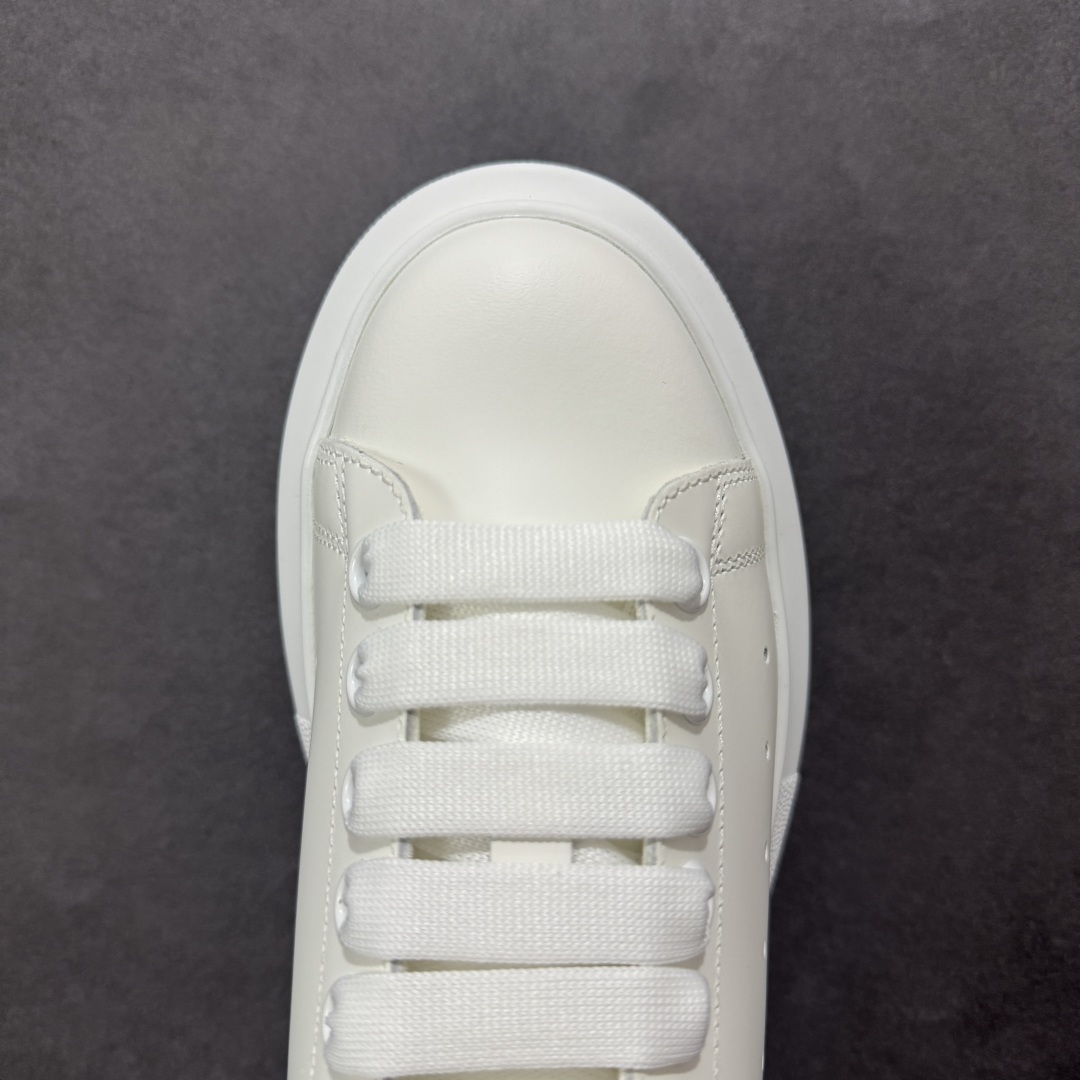 图片[8]-【顶级特价版】亚历山大 Alexander McQueen 麦昆小白鞋 全套专柜包装物及配件(附送快递加固牛皮纸盒) 外盒标嵌入核心防伪芯片装置,秒杀市面文案版本 鞋底支持NFC原码独立扫描 采用丝绸硬质头层小牛皮鞋面材质 内外超软小羊皮贴脚透气及超软PU脚感乳胶物料鞋 外置原抽真空高密度增高底 白色光滑牛皮革系带运动鞋，圆头设计，鞋跟点缀黑色绒面革细节。搭配宽扁鞋带，鞋舌和后帮饰有 Alexander McQueen 品牌标志。阔型橡胶鞋底。运动鞋另配一副白色鞋带材料 100% 小牛皮 所有细节与原版一致 尺码：35 36 37 38 39 40 41 42 43 44 45-选品中心