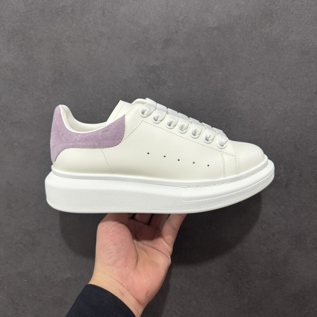 【顶级特价版】亚历山大 Alexander McQueen 麦昆小白鞋 全套专柜包装物及配件(附送快递加固牛皮纸盒) 外盒标嵌入核心防伪芯片装置,秒杀市面文案版本 鞋底支持NFC原码独立扫描 采用丝绸硬质头层小牛皮鞋面材质 内外超软小羊皮贴脚透气及超软PU脚感乳胶物料鞋 外置原抽真空高密度增高底 白色光滑牛皮革系带运动鞋,圆头设计,鞋跟点缀黑色绒面革细节。搭配宽扁鞋带,鞋舌和后帮饰有 Alexander McQueen 品牌标志。阔型橡胶鞋底。运动鞋另配一副白色鞋带材料 100% 小牛皮 所有细节与原版一致 尺码:35 36 37 38 39 40 41 42 43 44 45-选品中心