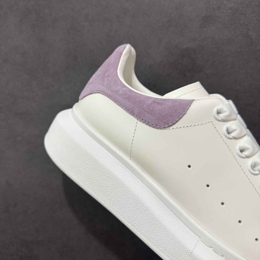 图片[6]-【顶级特价版】亚历山大 Alexander McQueen 麦昆小白鞋 全套专柜包装物及配件(附送快递加固牛皮纸盒) 外盒标嵌入核心防伪芯片装置,秒杀市面文案版本 鞋底支持NFC原码独立扫描 采用丝绸硬质头层小牛皮鞋面材质 内外超软小羊皮贴脚透气及超软PU脚感乳胶物料鞋 外置原抽真空高密度增高底 白色光滑牛皮革系带运动鞋，圆头设计，鞋跟点缀黑色绒面革细节。搭配宽扁鞋带，鞋舌和后帮饰有 Alexander McQueen 品牌标志。阔型橡胶鞋底。运动鞋另配一副白色鞋带材料 100% 小牛皮 所有细节与原版一致 尺码：35 36 37 38 39 40 41 42 43 44 45-选品中心