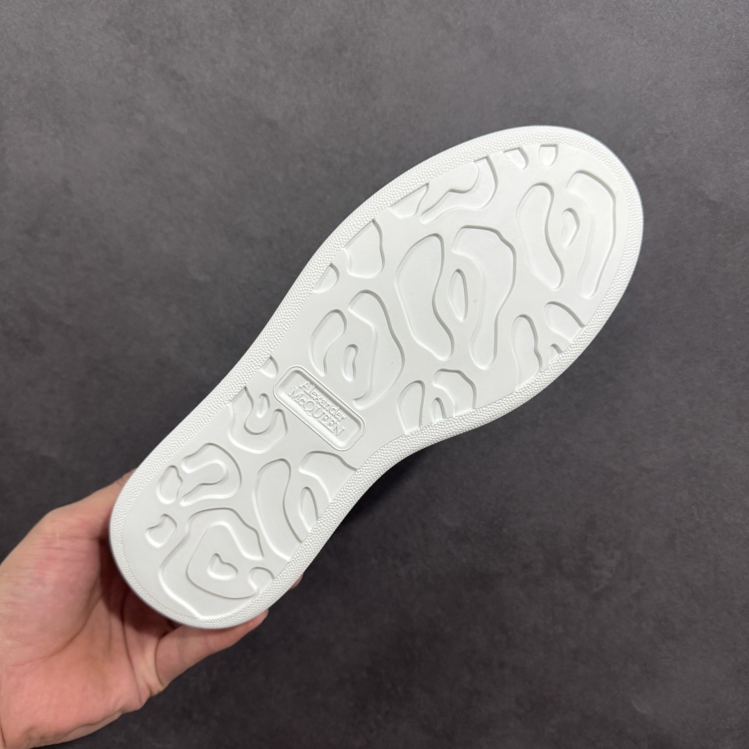 图片[9]-【顶级特价版】亚历山大 Alexander McQueen 麦昆小白鞋 全套专柜包装物及配件(附送快递加固牛皮纸盒) 外盒标嵌入核心防伪芯片装置,秒杀市面文案版本 鞋底支持NFC原码独立扫描 采用丝绸硬质头层小牛皮鞋面材质 内外超软小羊皮贴脚透气及超软PU脚感乳胶物料鞋 外置原抽真空高密度增高底 白色光滑牛皮革系带运动鞋，圆头设计，鞋跟点缀黑色绒面革细节。搭配宽扁鞋带，鞋舌和后帮饰有 Alexander McQueen 品牌标志。阔型橡胶鞋底。运动鞋另配一副白色鞋带材料 100% 小牛皮 所有细节与原版一致 尺码：35 36 37 38 39 40 41 42 43 44 45-选品中心