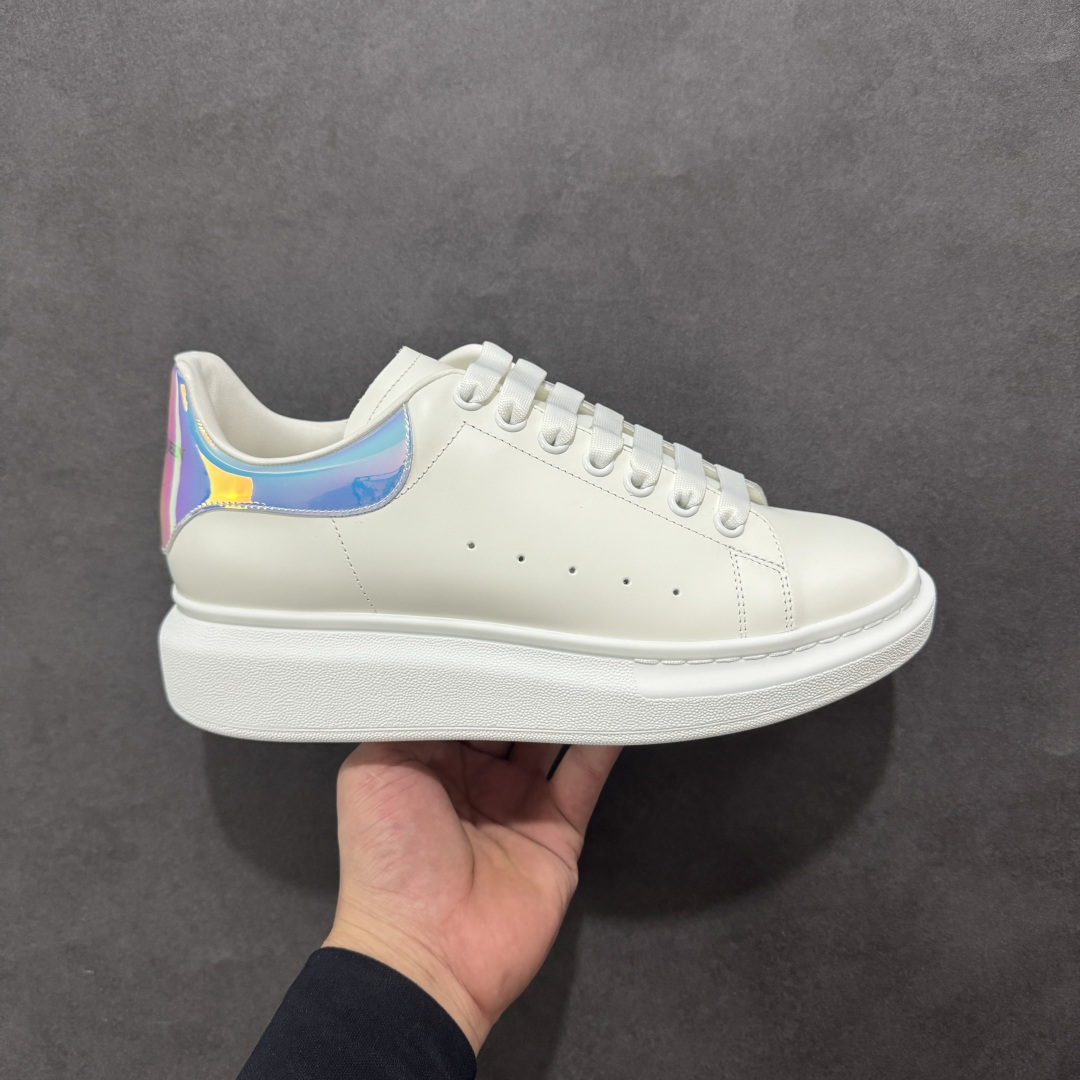 【顶级特价版】亚历山大 Alexander McQueen 麦昆小白鞋 全套专柜包装物及配件(附送快递加固牛皮纸盒) 外盒标嵌入核心防伪芯片装置,秒杀市面文案版本 鞋底支持NFC原码独立扫描 采用丝绸硬质头层小牛皮鞋面材质 内外超软小羊皮贴脚透气及超软PU脚感乳胶物料鞋 外置原抽真空高密度增高底 白色光滑牛皮革系带运动鞋,圆头设计,鞋跟点缀黑色绒面革细节。搭配宽扁鞋带,鞋舌和后帮饰有 Alexander McQueen 品牌标志。阔型橡胶鞋底。运动鞋另配一副白色鞋带材料 100% 小牛皮 所有细节与原版一致 尺码:35 36 37 38 39 40 41 42 43 44 45-选品中心